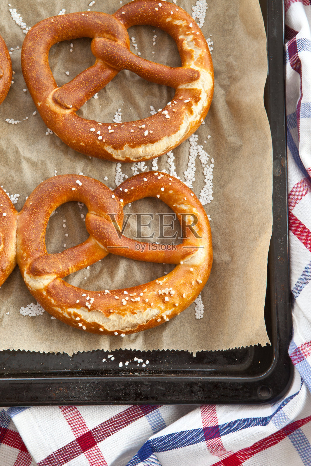 咸的巴伐利亚椒盐卷饼照片摄影图片