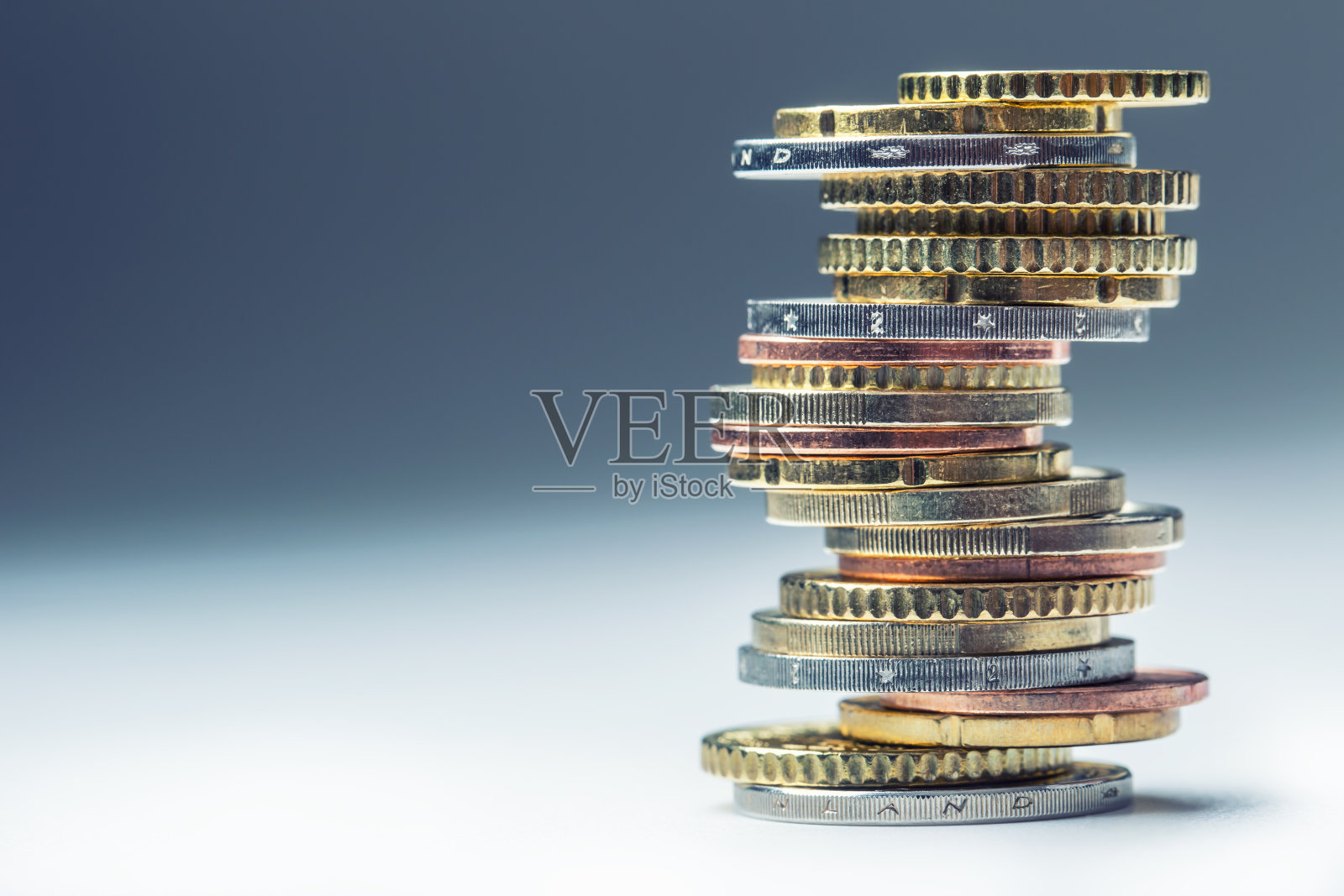 硬币以不同的位置堆叠在一起。钱的概念照片摄影图片