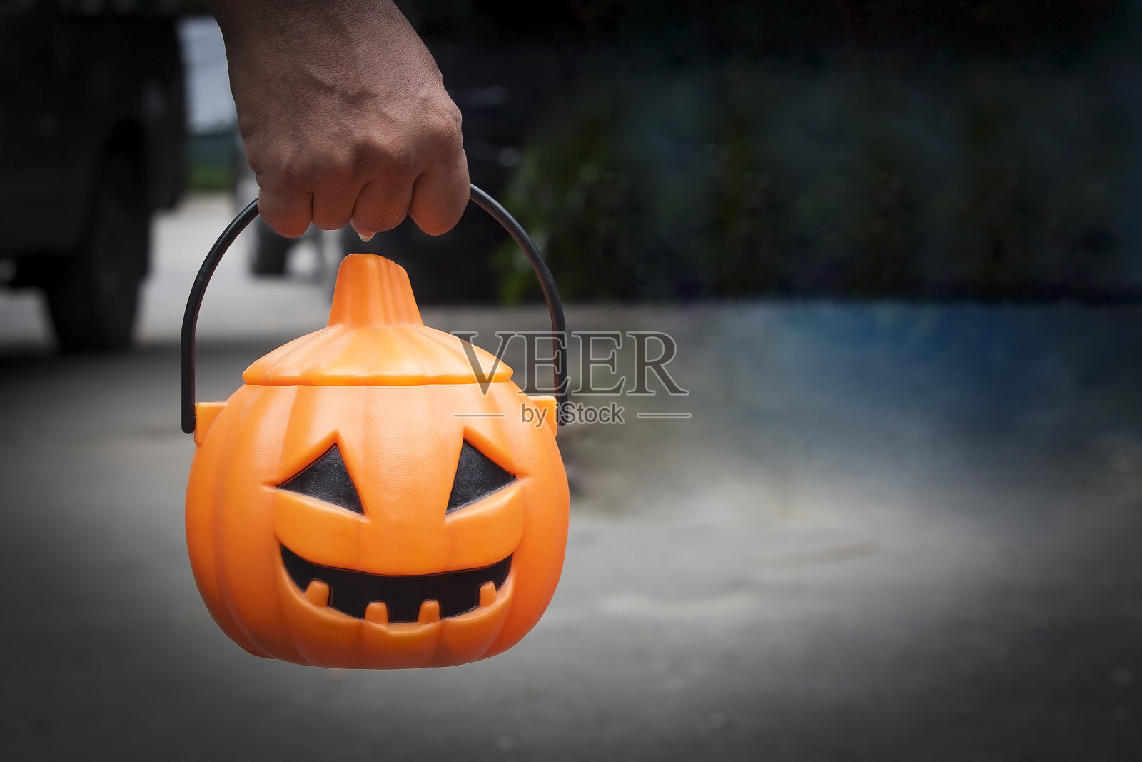 手持式南瓜桶照片摄影图片