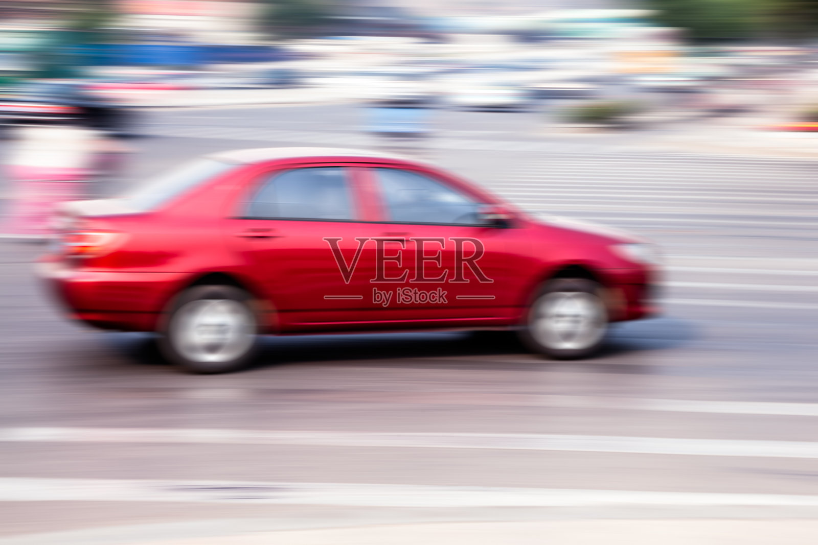 城市里骑自行车的人照片摄影图片