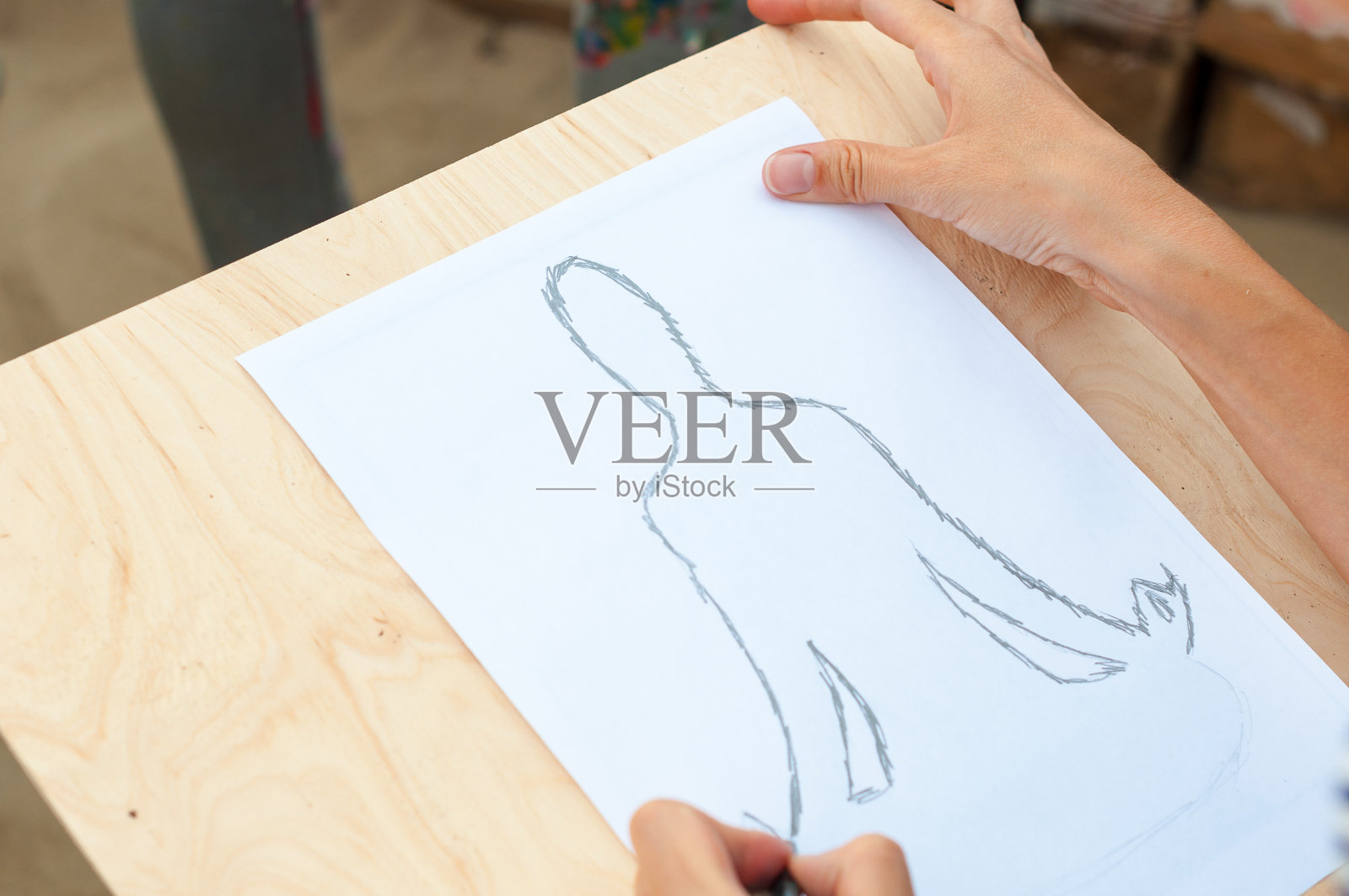 用手画一个处于冥想姿势的人照片摄影图片