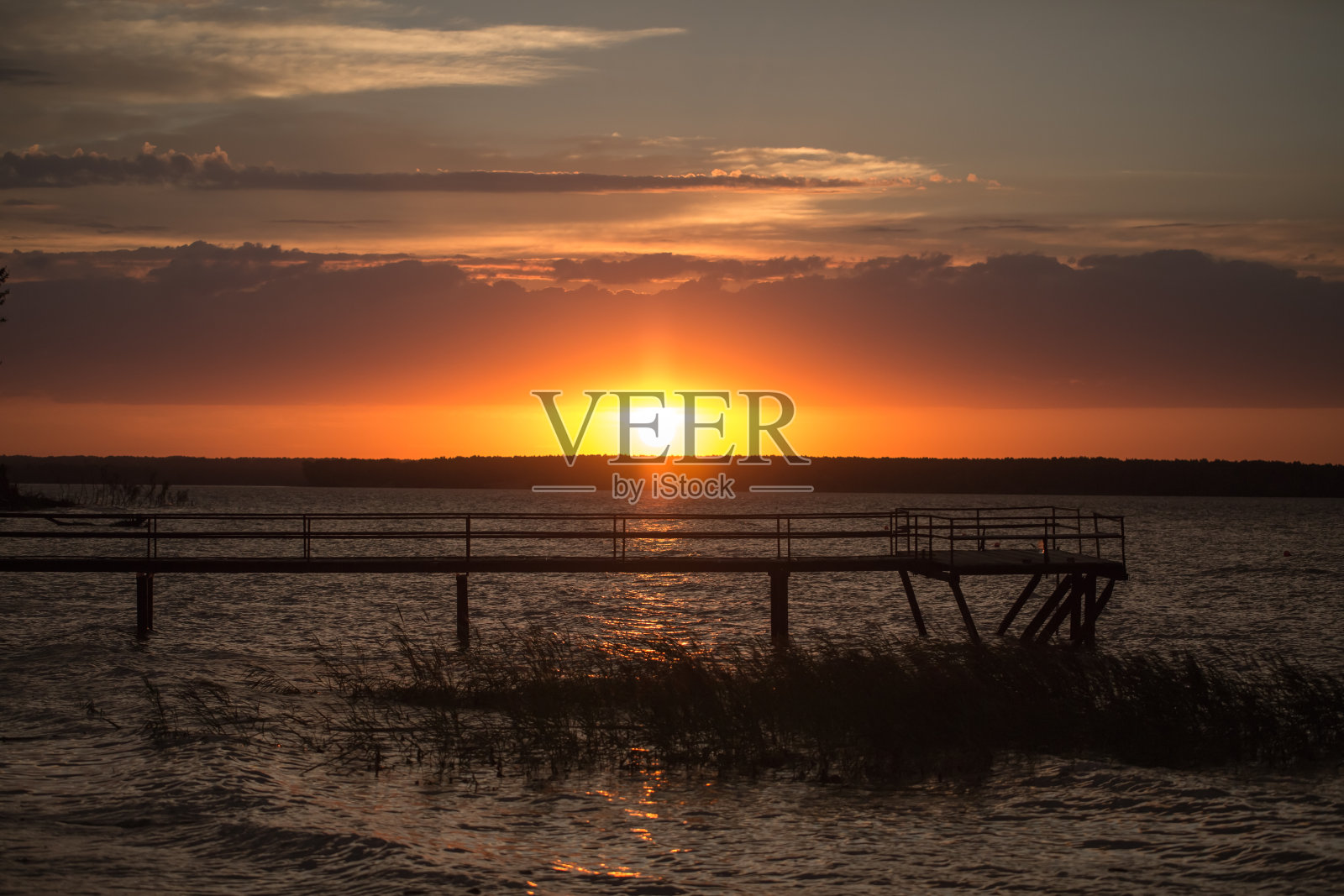 日落时分的木码头照片摄影图片