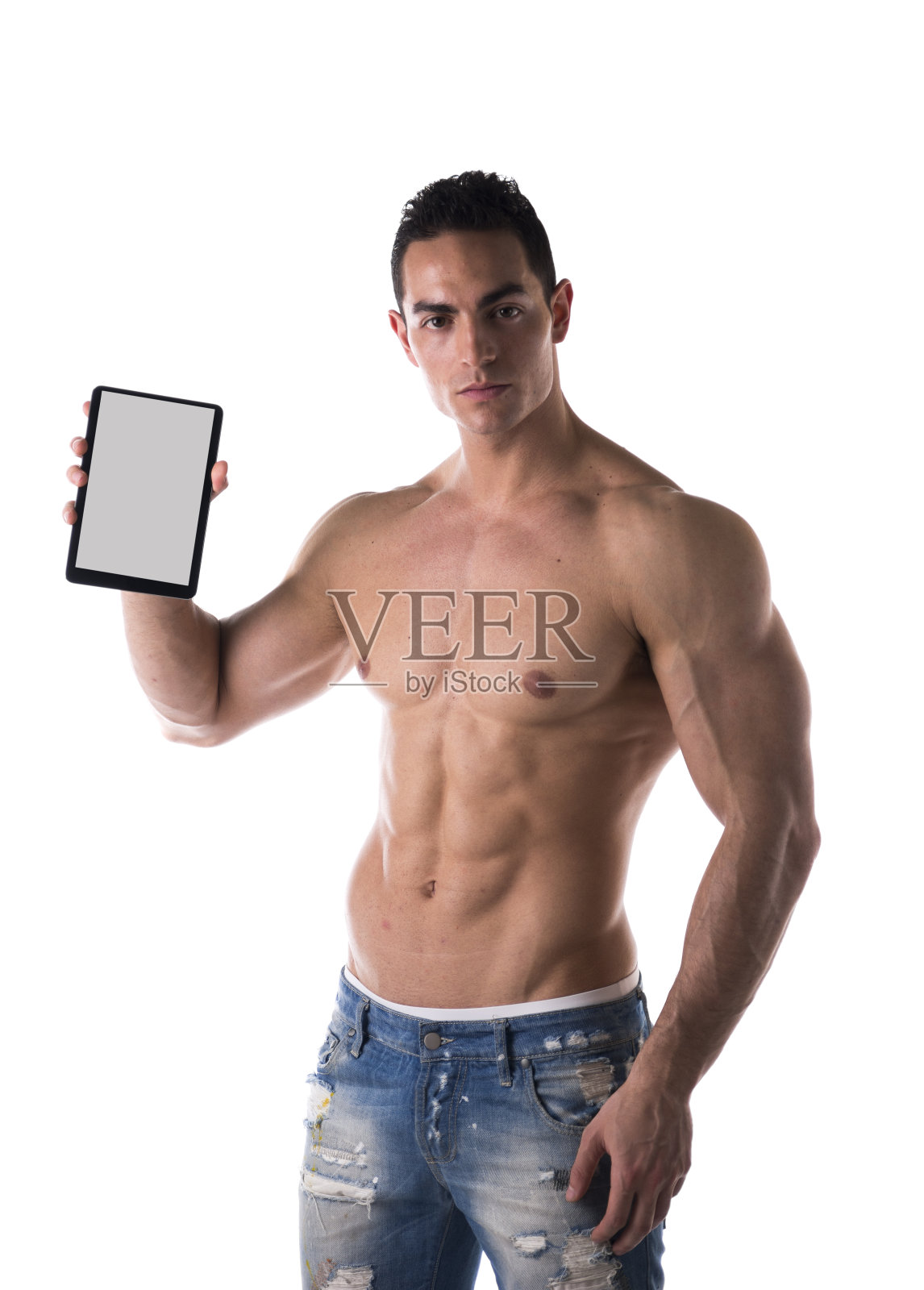 肌肉发达的年轻人拿着一个空白的平板电脑照片摄影图片