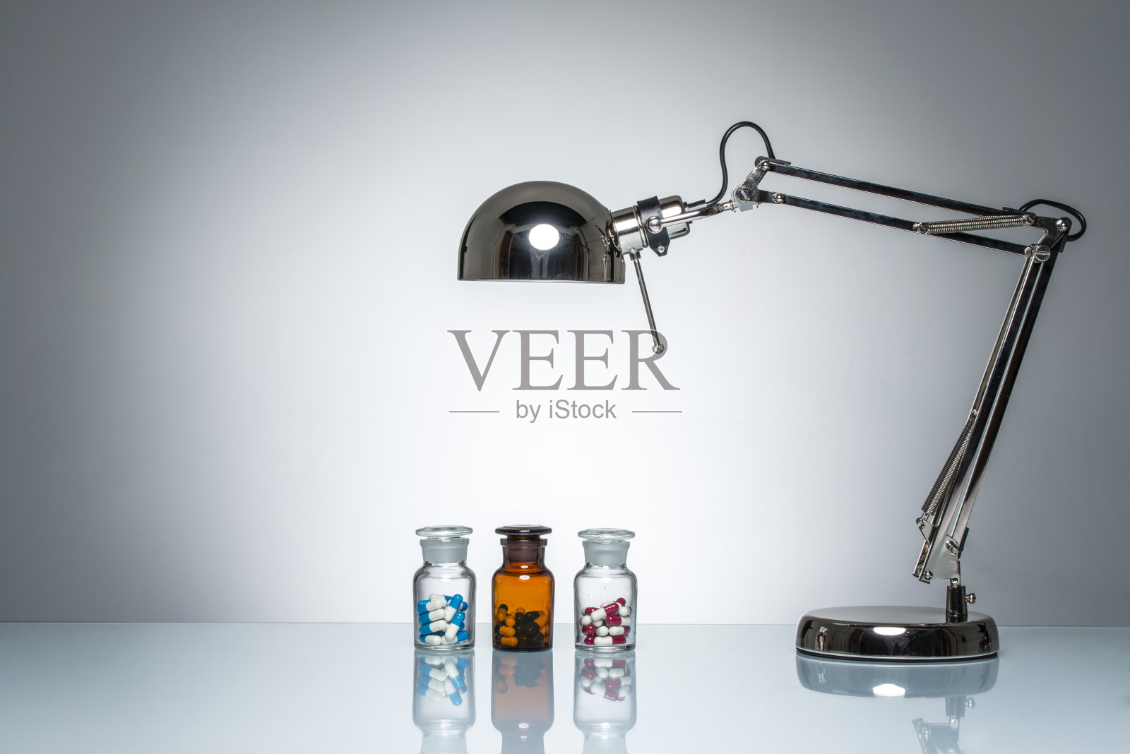 用台灯点瓶药药丸药照片摄影图片