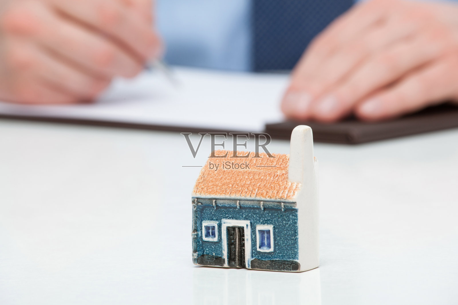 商人计划买房子照片摄影图片