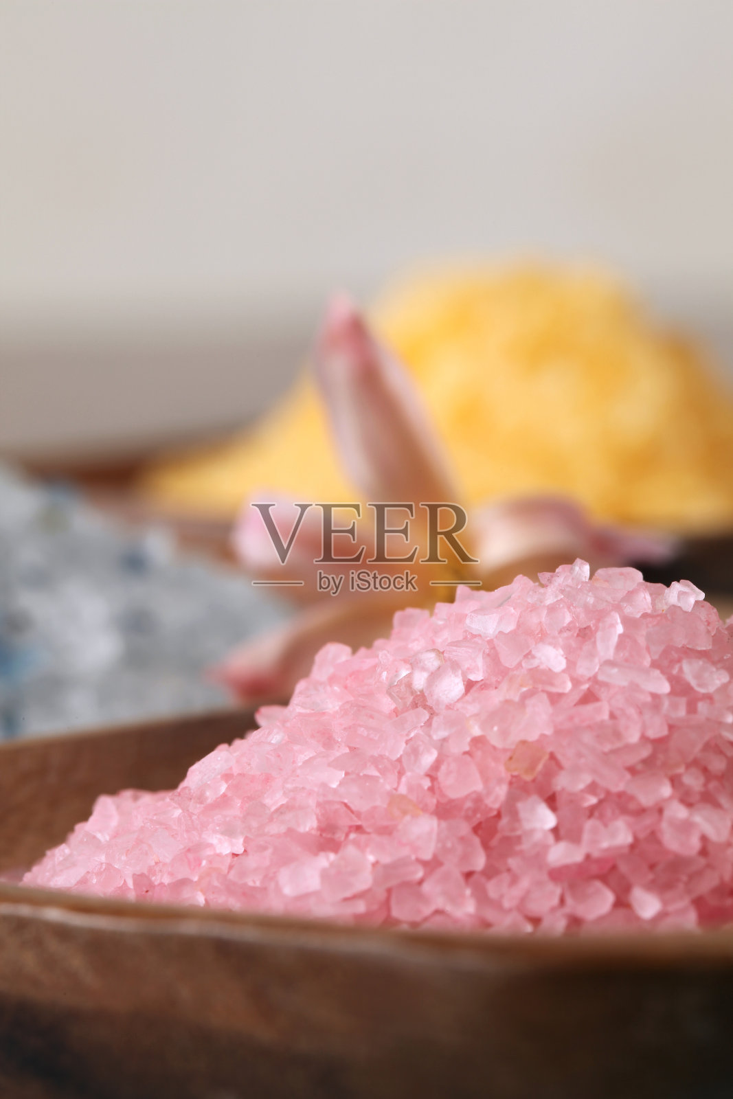 把盐浸泡在木碗里照片摄影图片