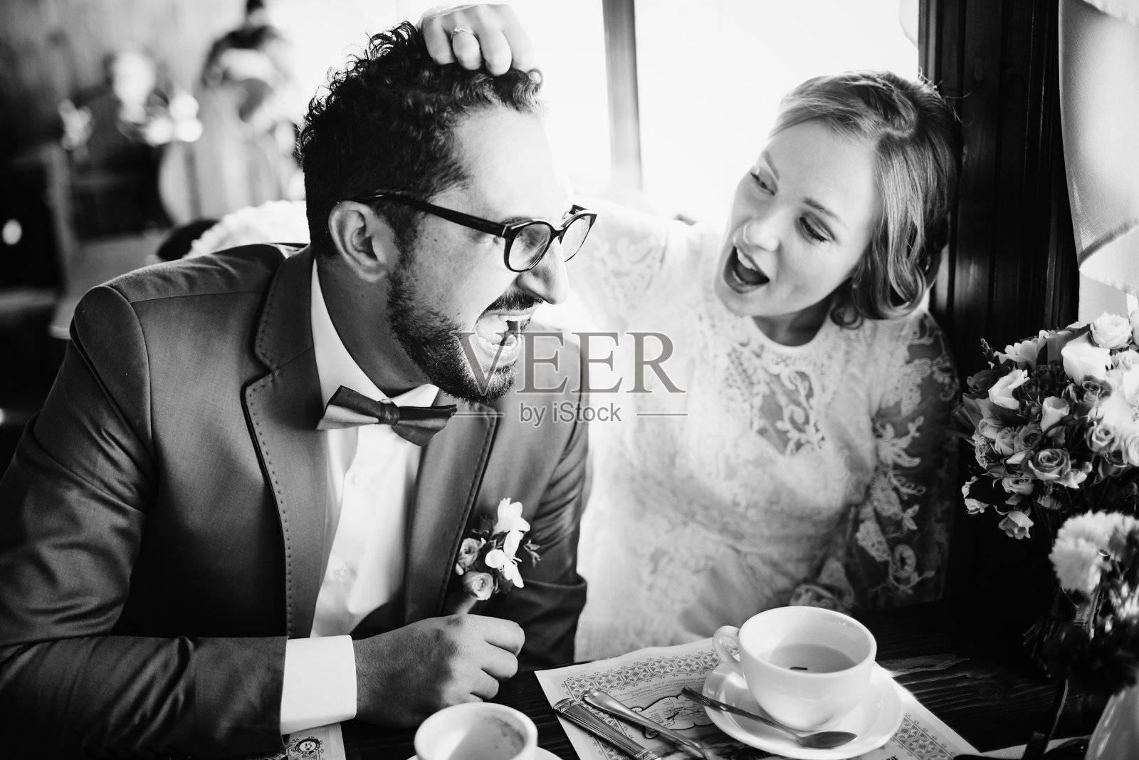 年轻的新婚夫妇在咖啡馆相爱。照片摄影图片