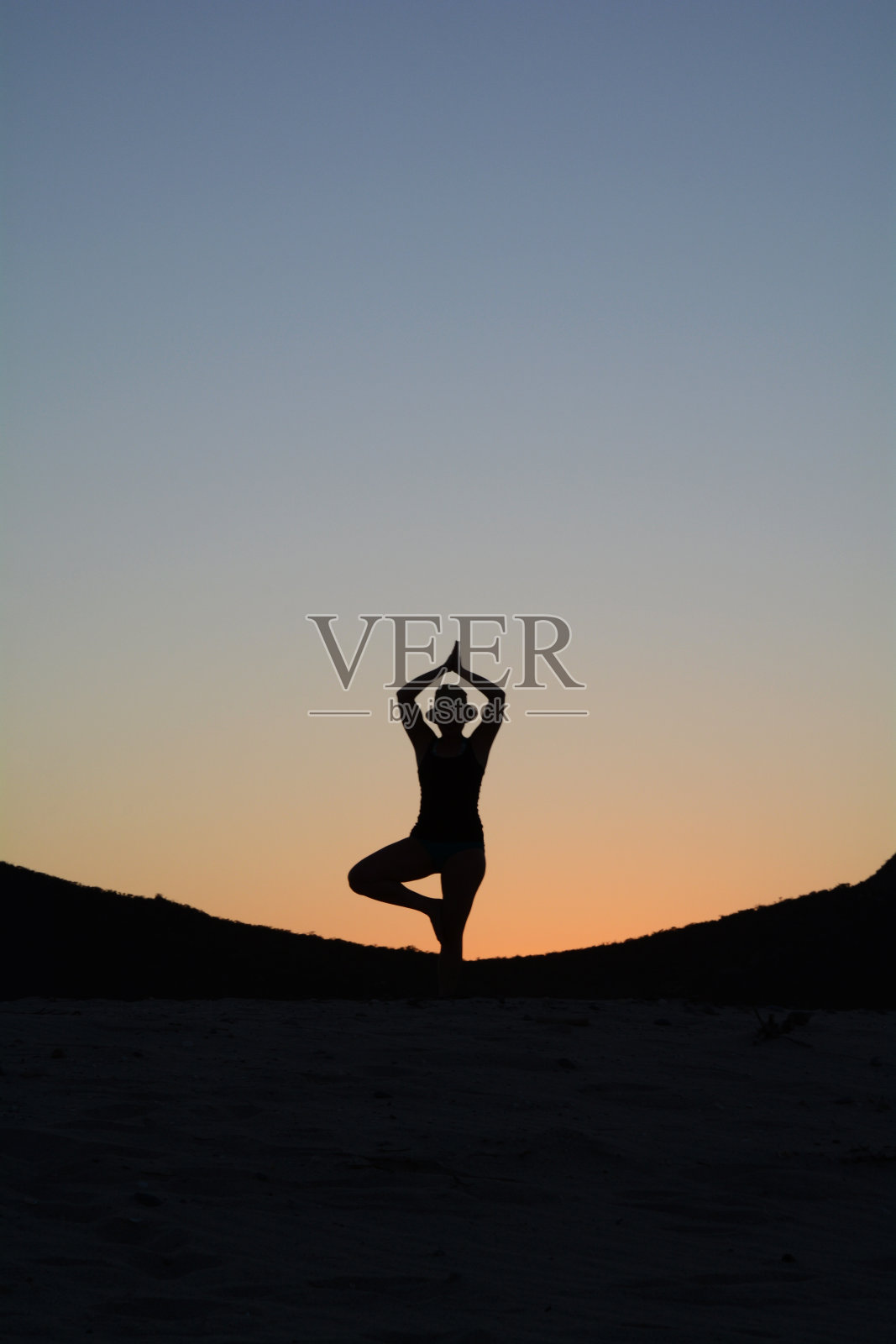 一个女人在瑜伽树姿势的剪影照片摄影图片