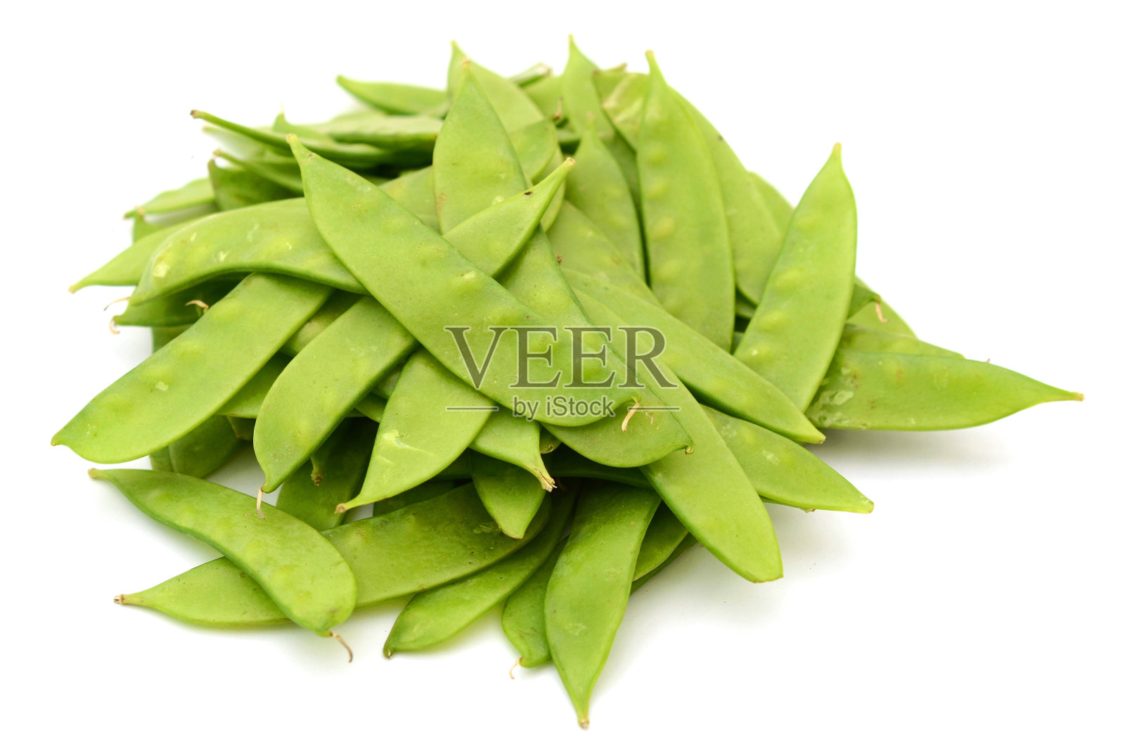 在白色背景上孤立的无壳糖豌豆照片摄影图片