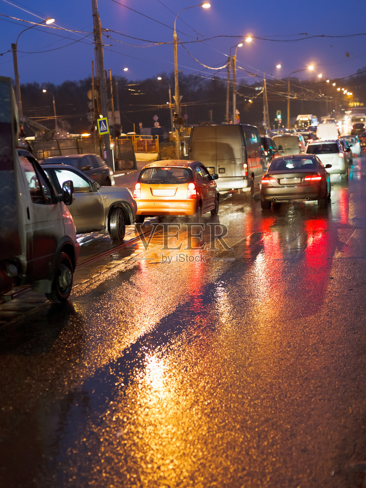 下雨的晚上交通堵塞照片摄影图片