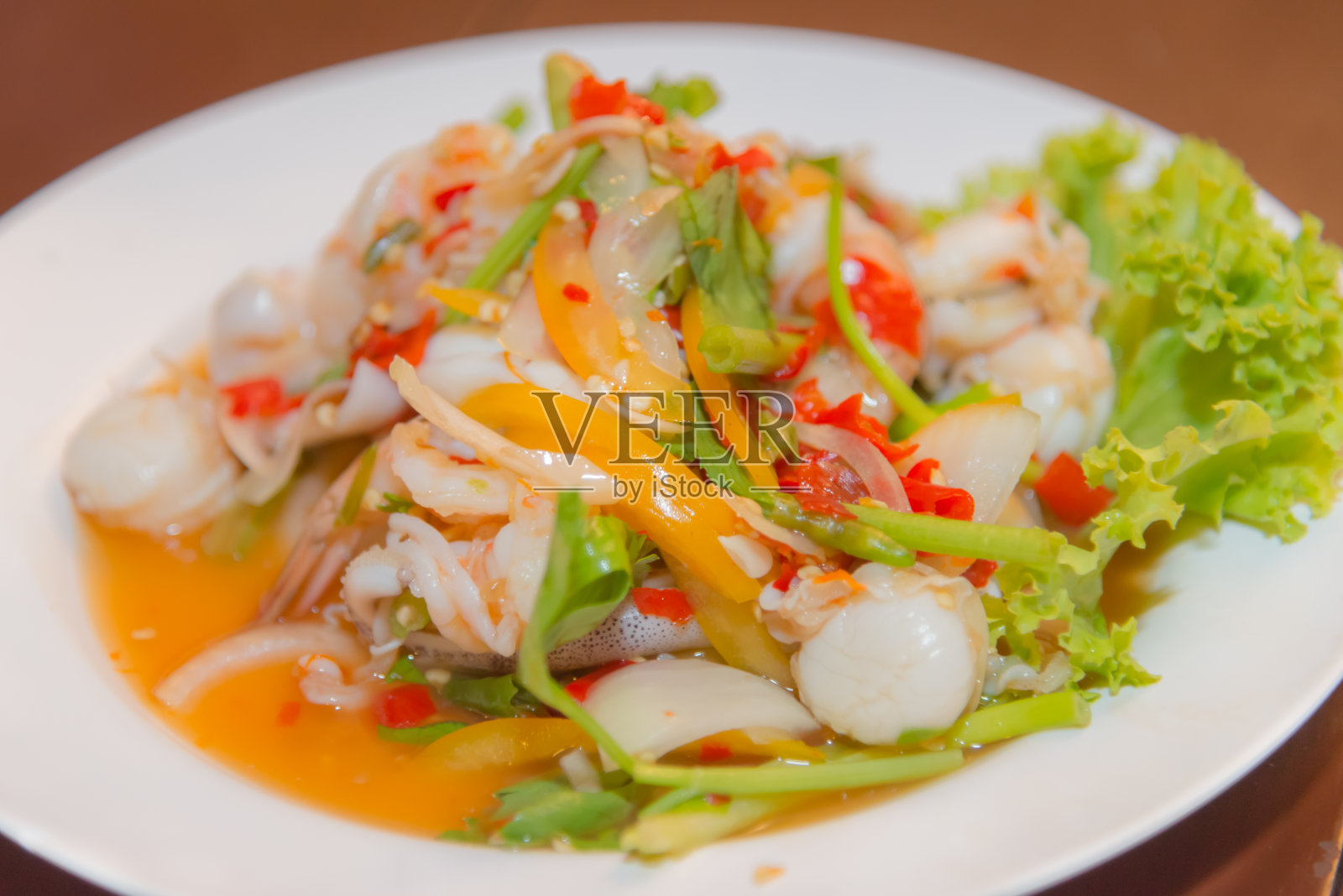 泰国辣味海鲜沙拉。照片摄影图片