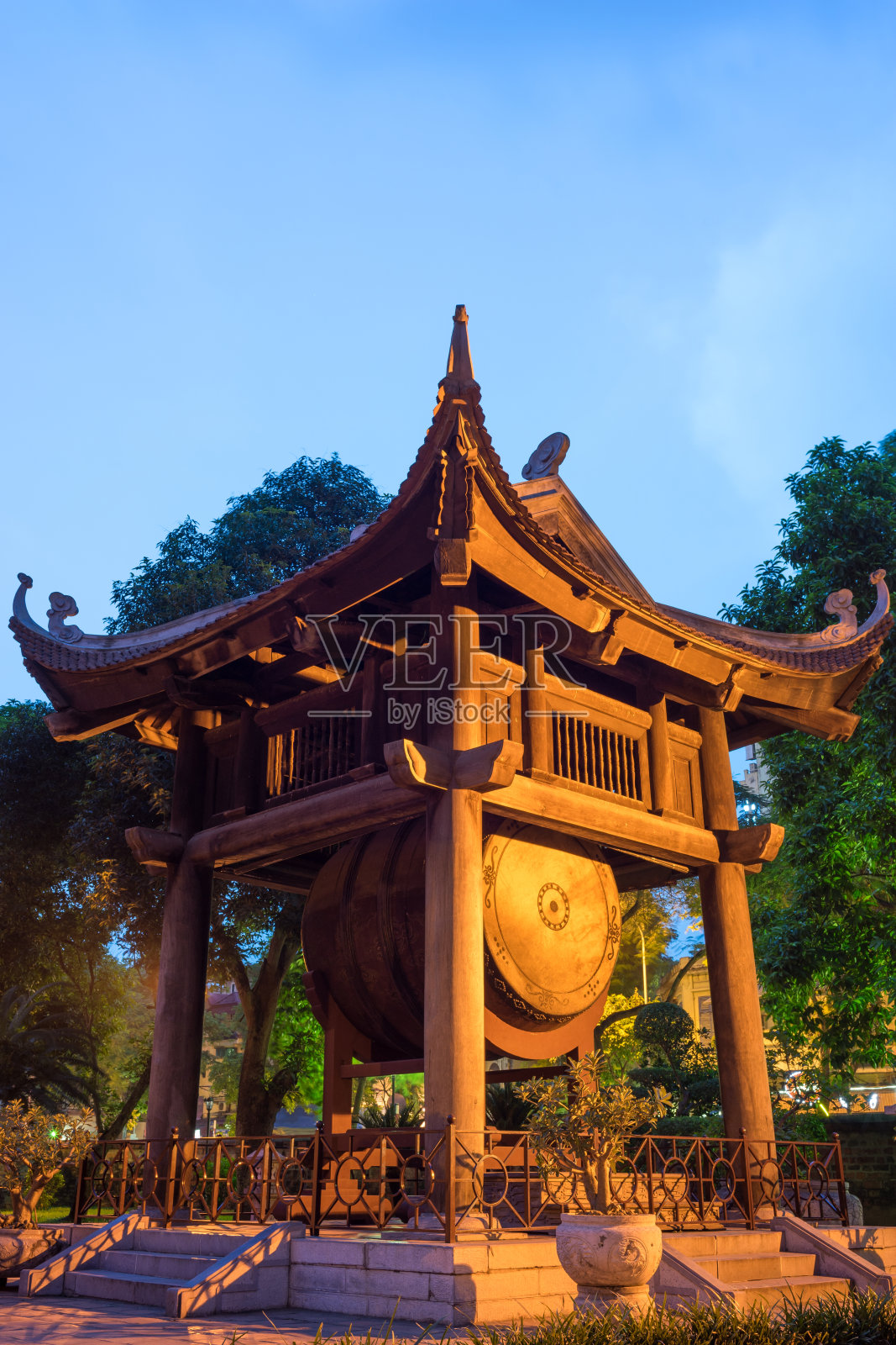 在河内的文庙(范缪)，广场建筑举着一个大鼓。建于1070年，是为了纪念孔子，现在是为了纪念越南的博士和高级学者照片摄影图片