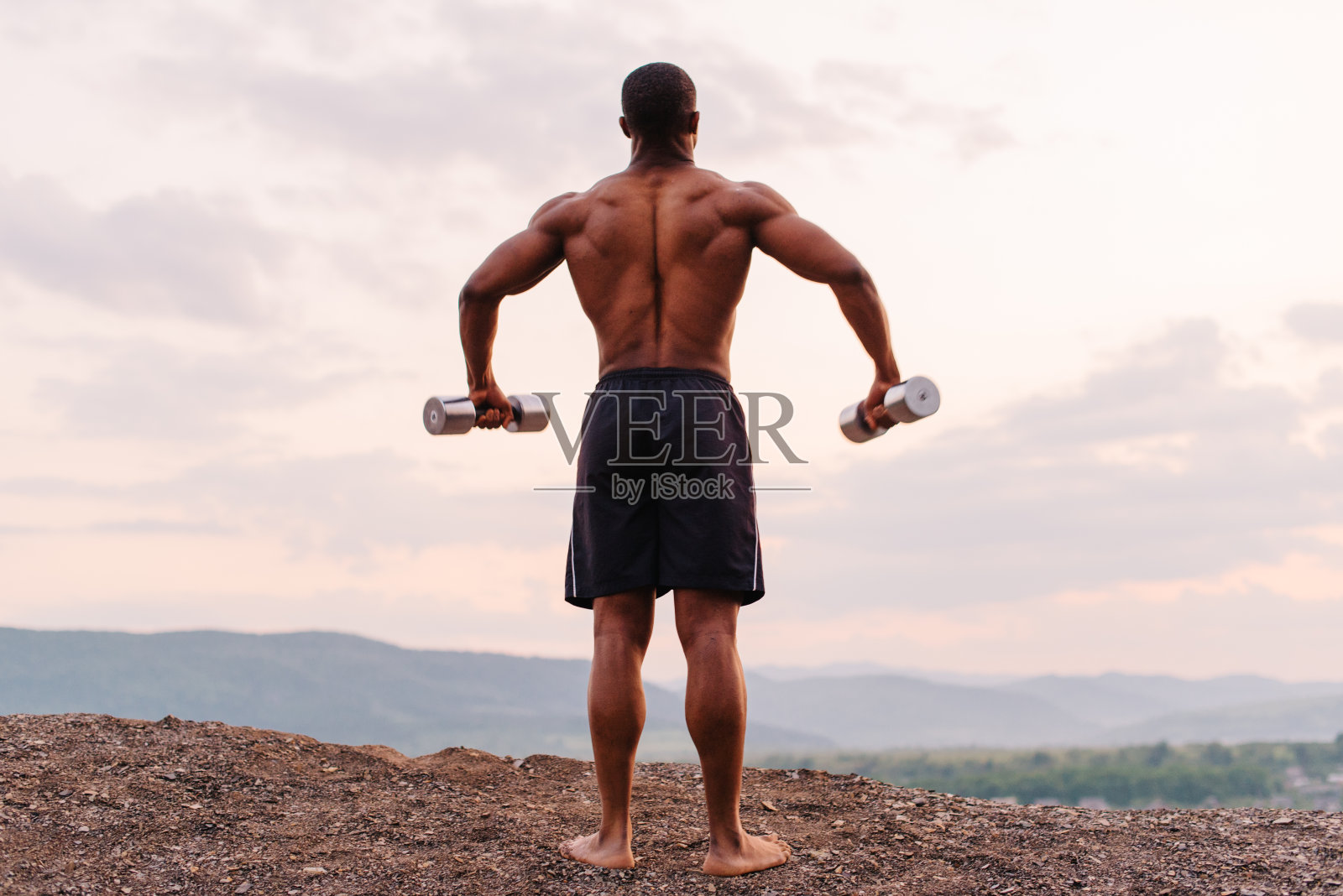 全长肖像的非洲裔美国肌肉运动员举哑铃照片摄影图片