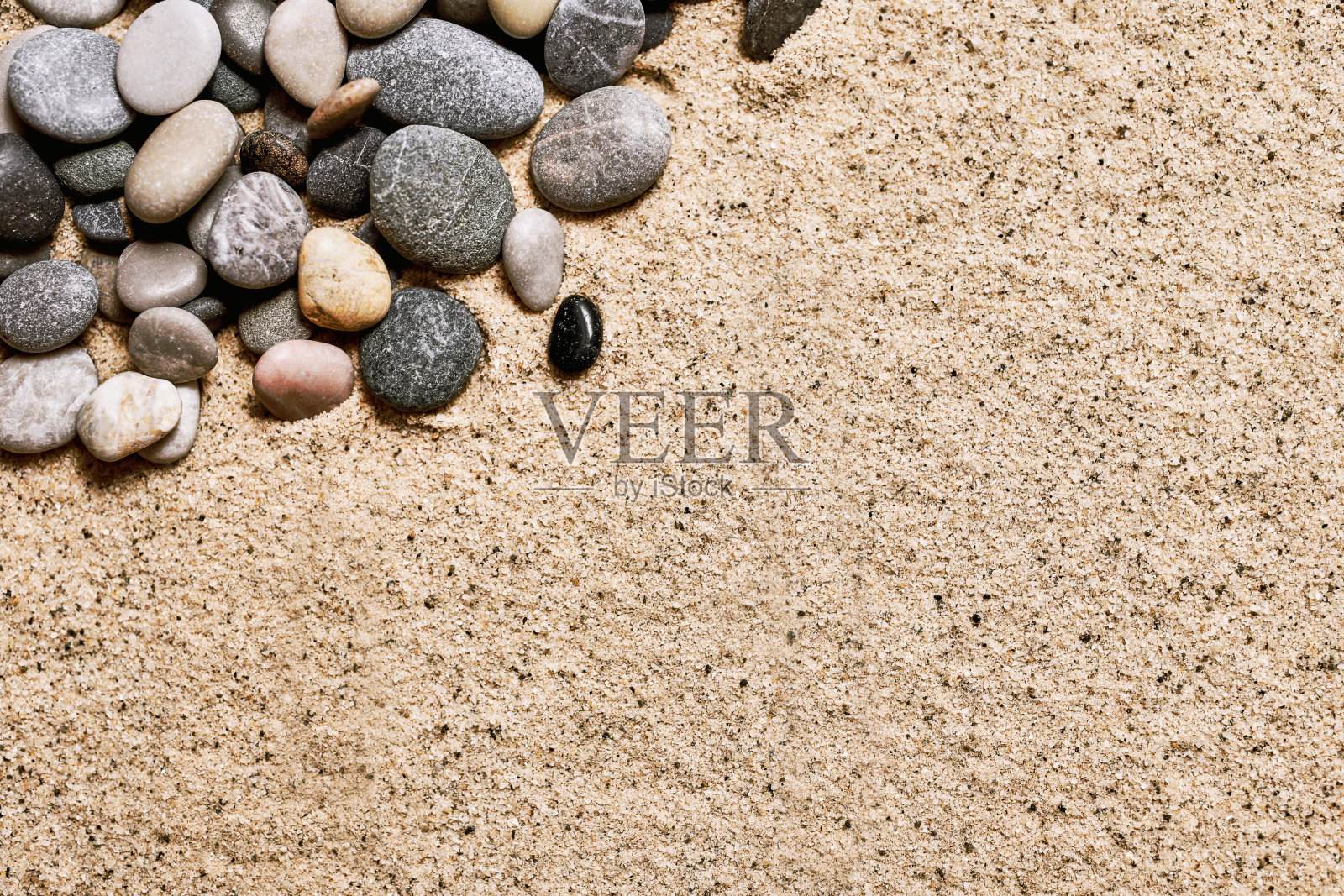 鹅卵石在沙地上照片摄影图片