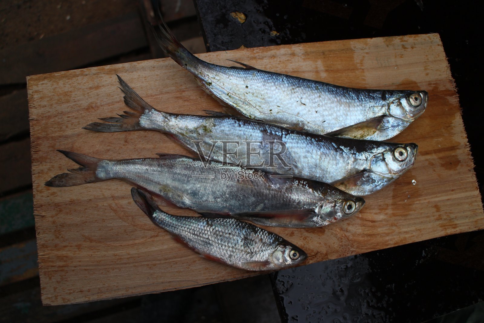 切菜台上的生鱼片照片摄影图片