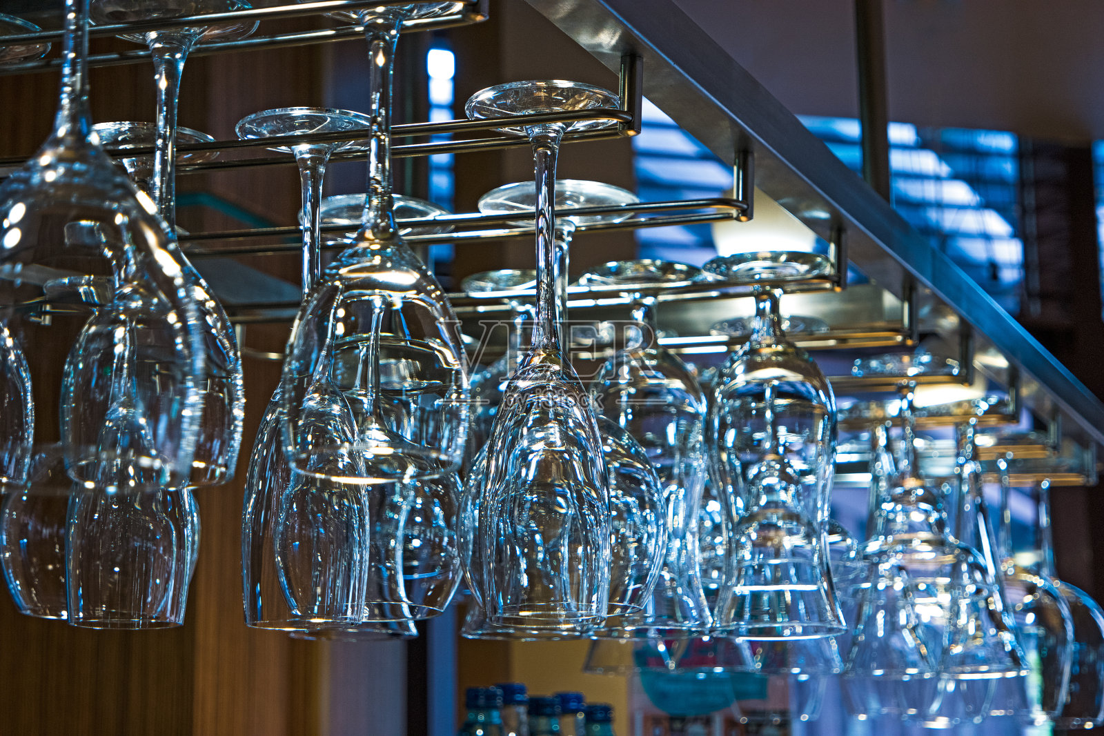 吧台上的透明玻璃杯照片摄影图片