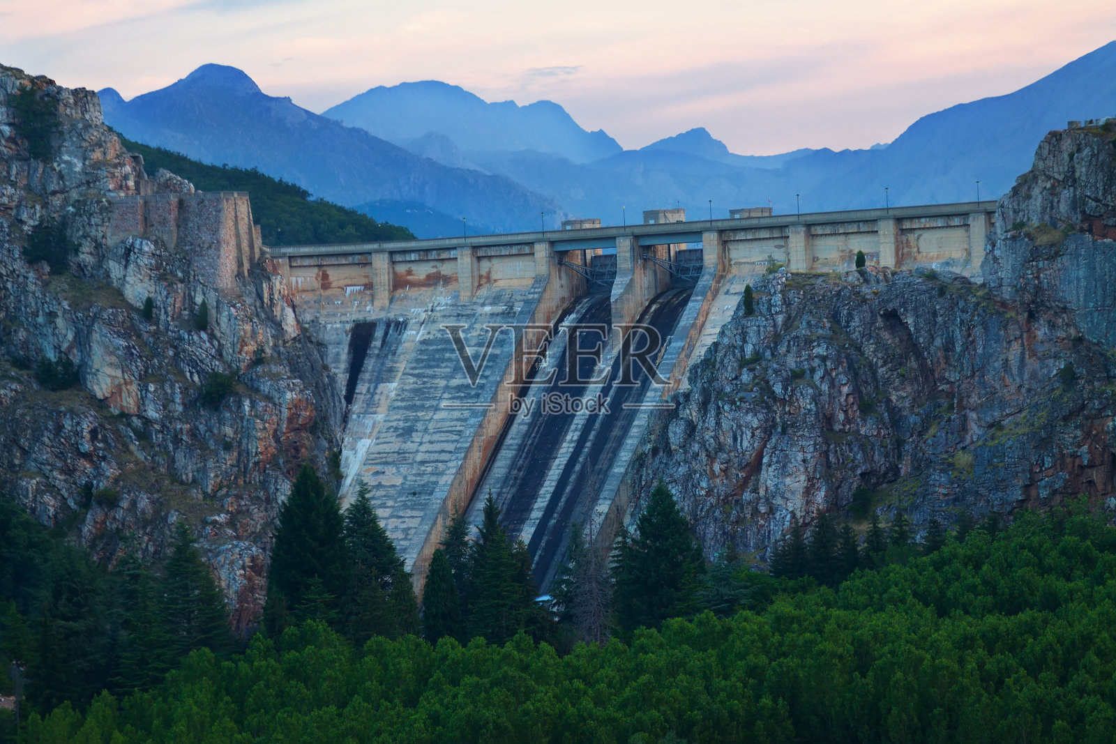 暮色中的卢纳巴里奥斯大坝照片摄影图片