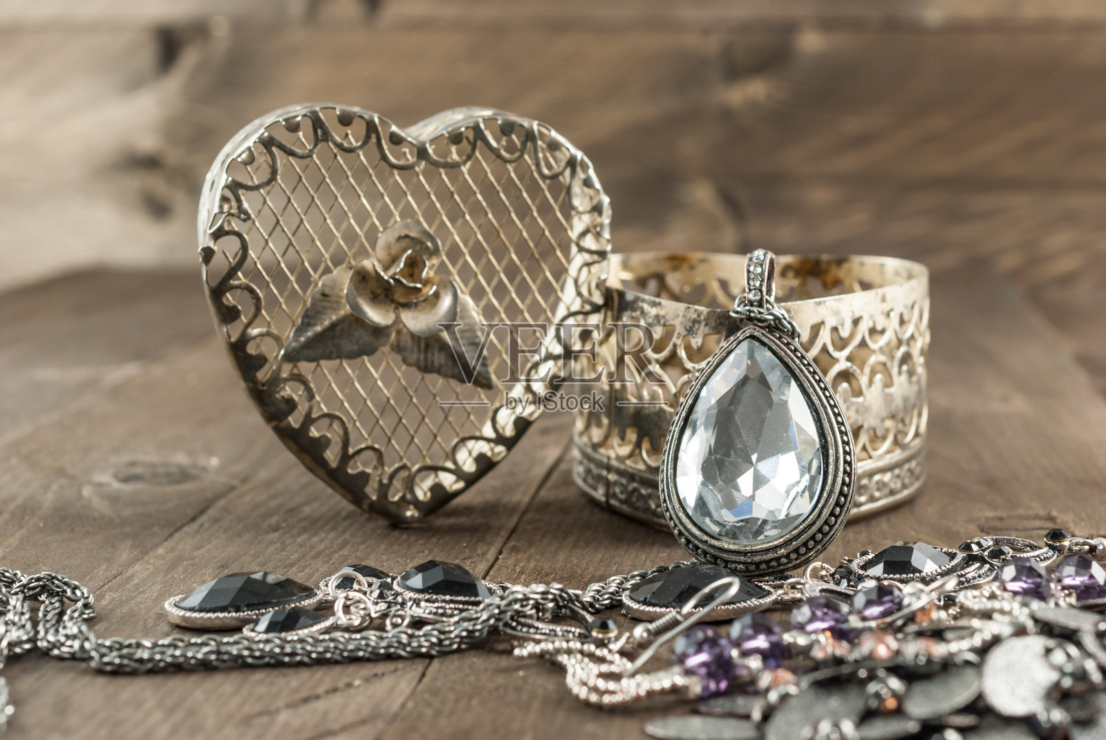 心形首饰盒和木制背景上的珠宝照片摄影图片