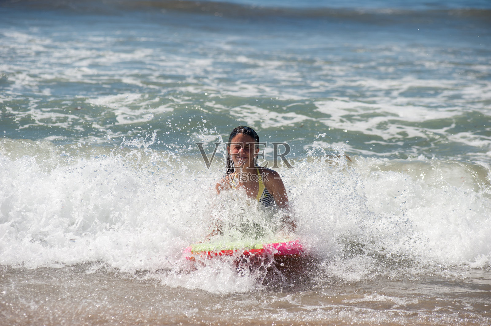 白色的水的乐趣照片摄影图片