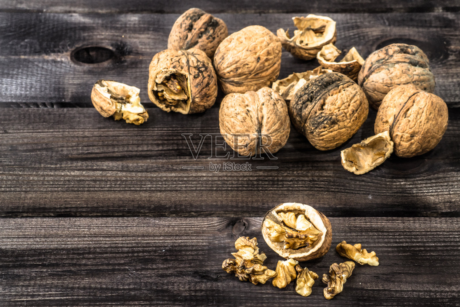 木头背景上的核桃。照片摄影图片