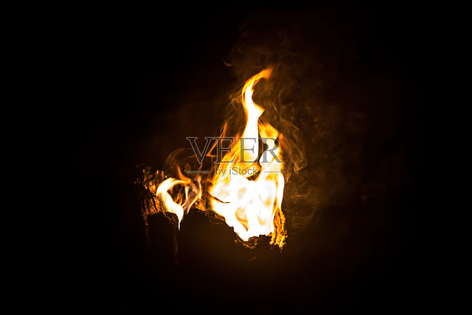 夜间明亮的火焰照片照片摄影图片