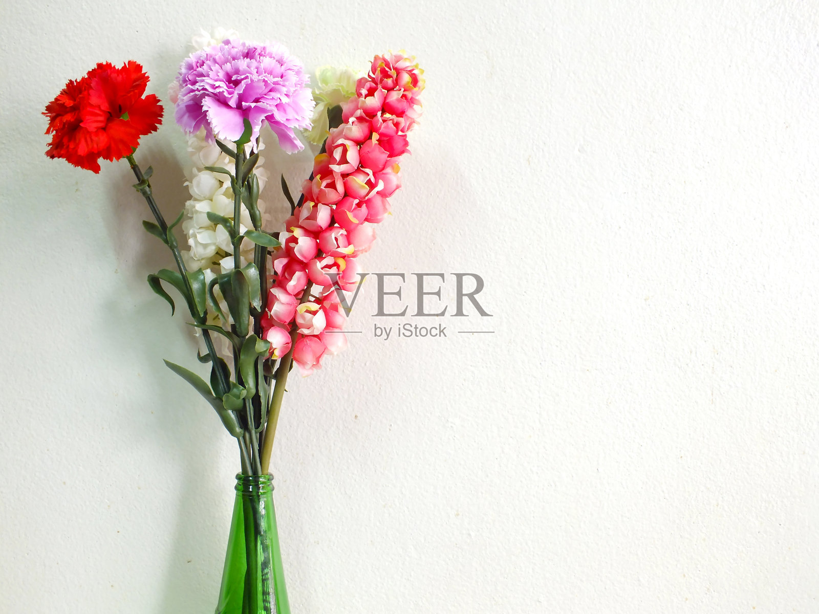 鲜艳艳丽的塑料花束照片摄影图片