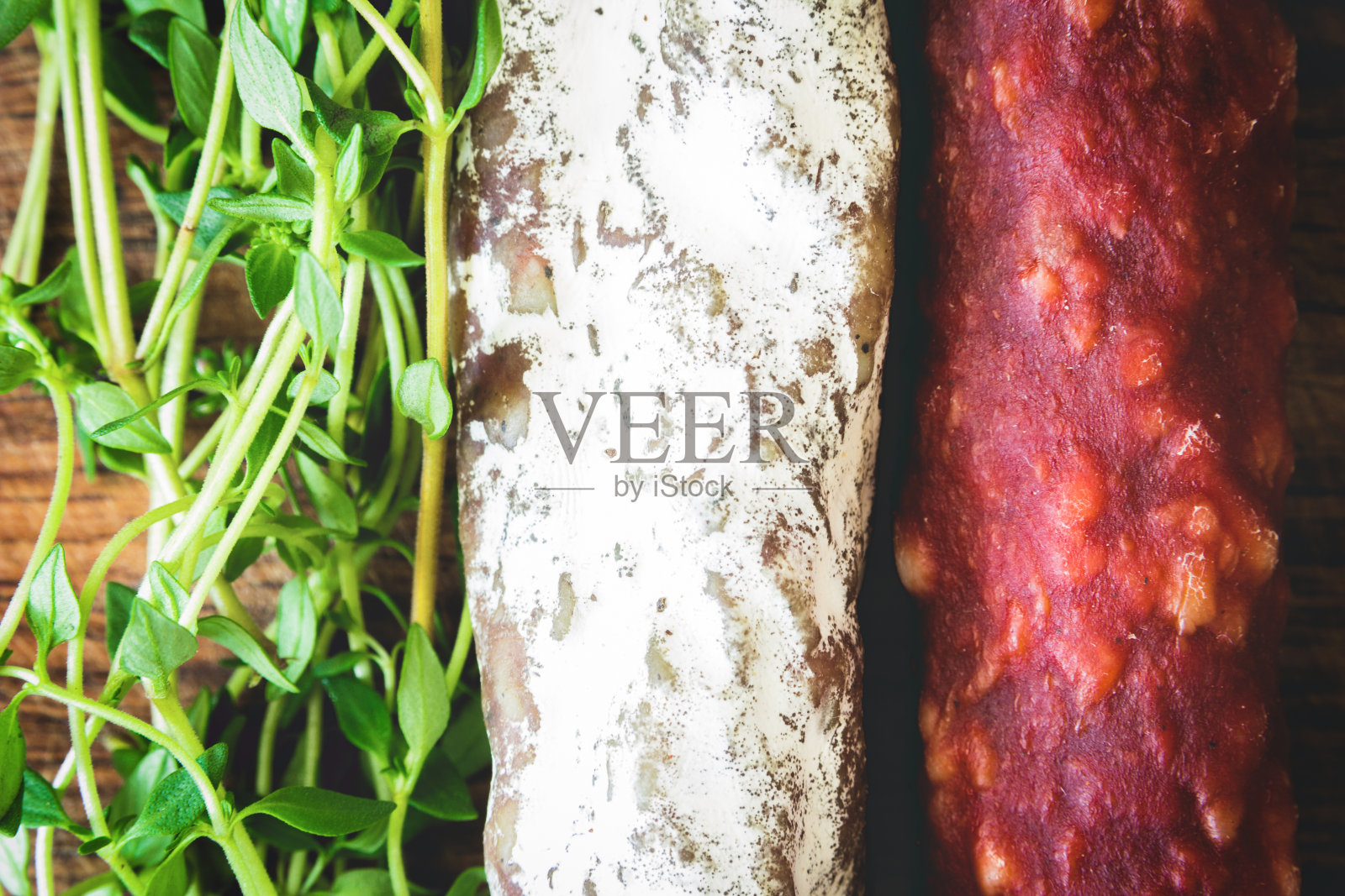 意大利国旗由红色和白色腊肠，绿色组成照片摄影图片