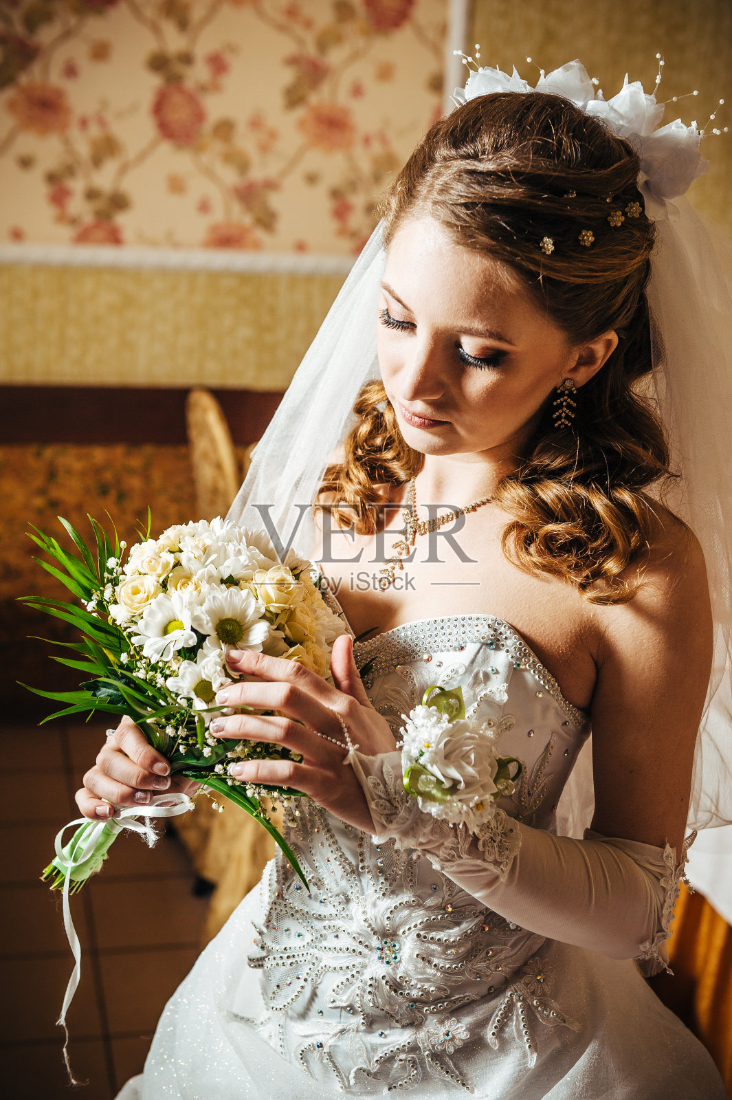 肖像美丽的新娘与一束花在豪华的室内照片摄影图片