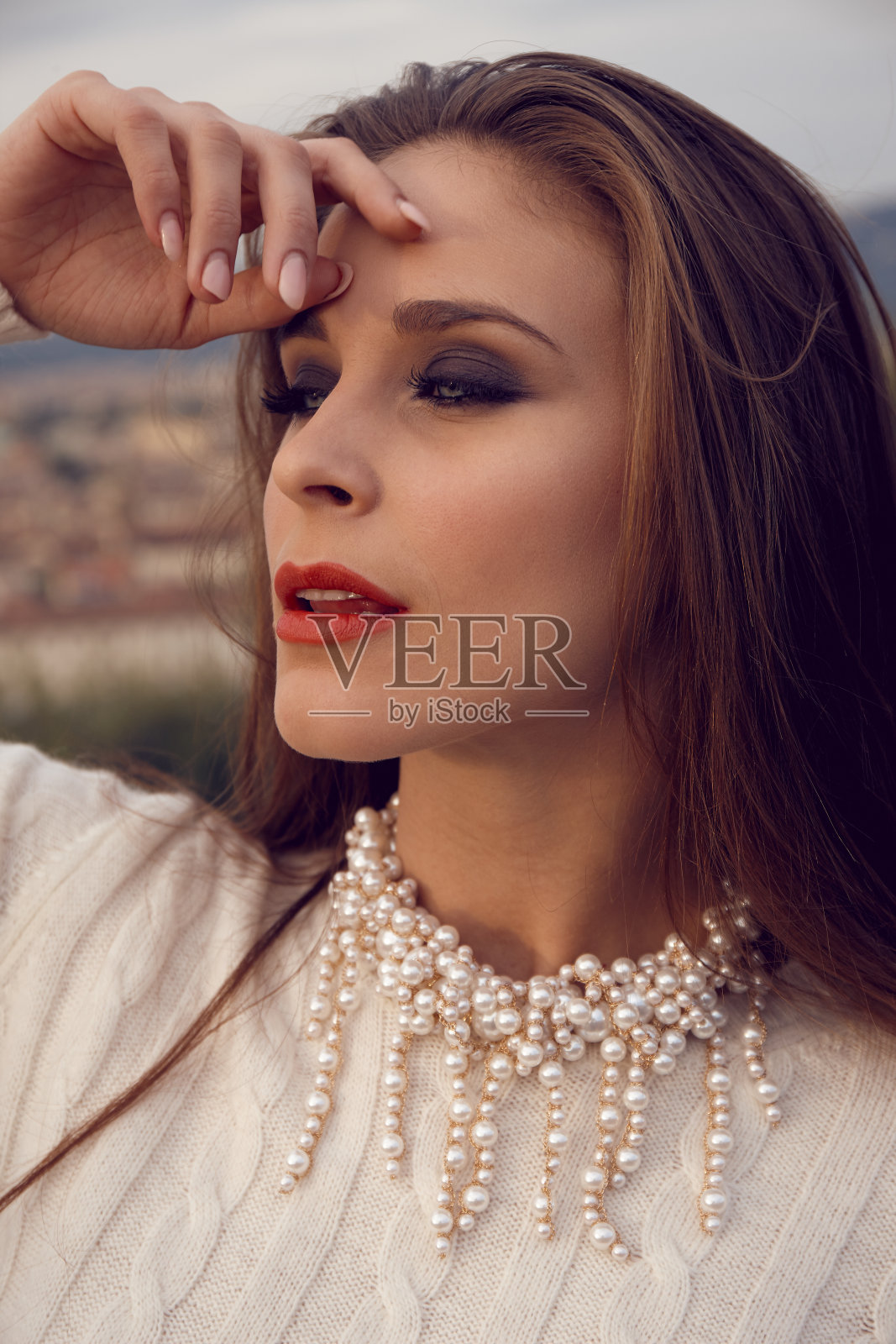 年轻女子户外肖像。色彩柔和，景深浅。照片摄影图片