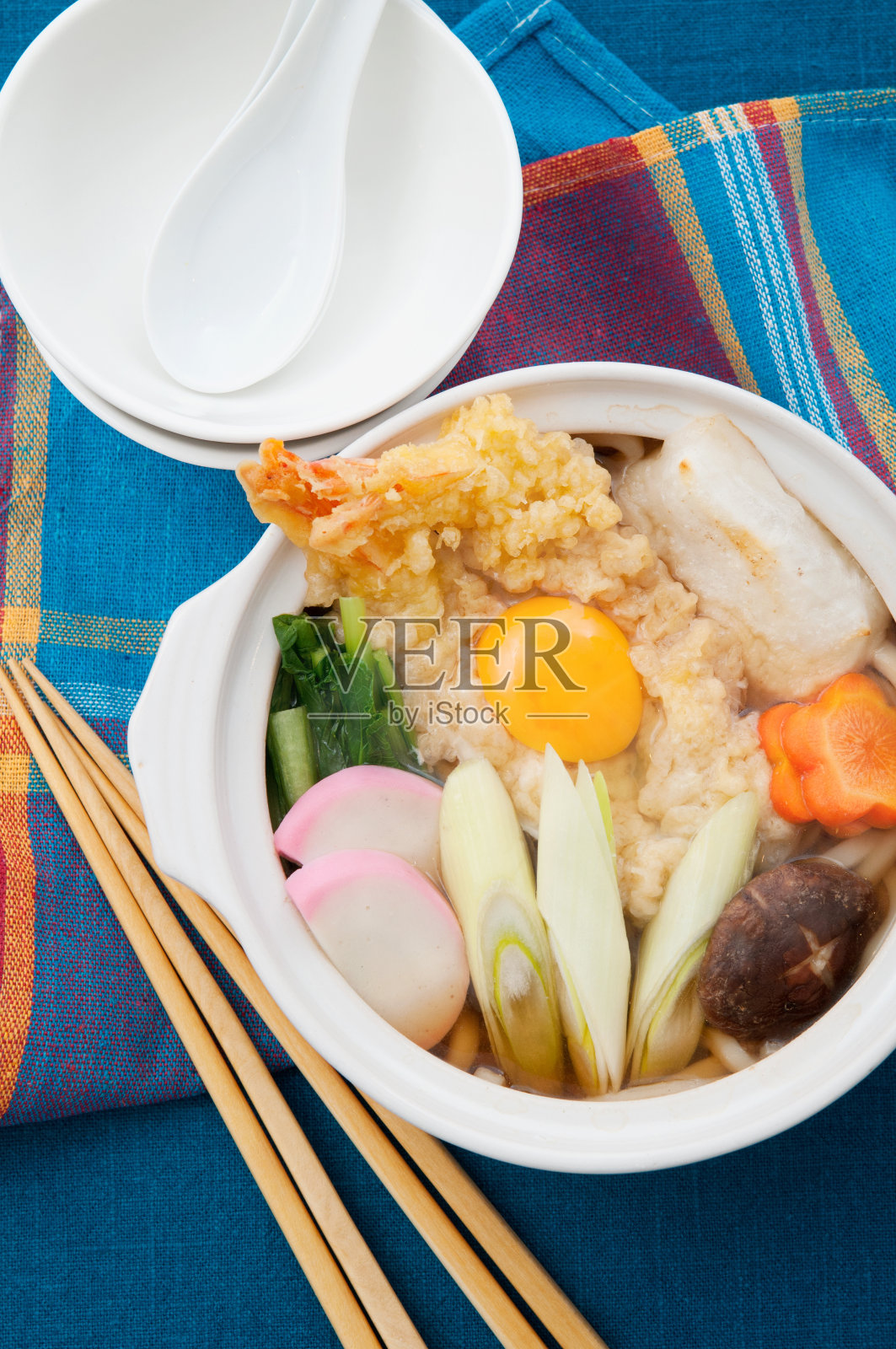 日本料理，乌冬面火锅照片摄影图片