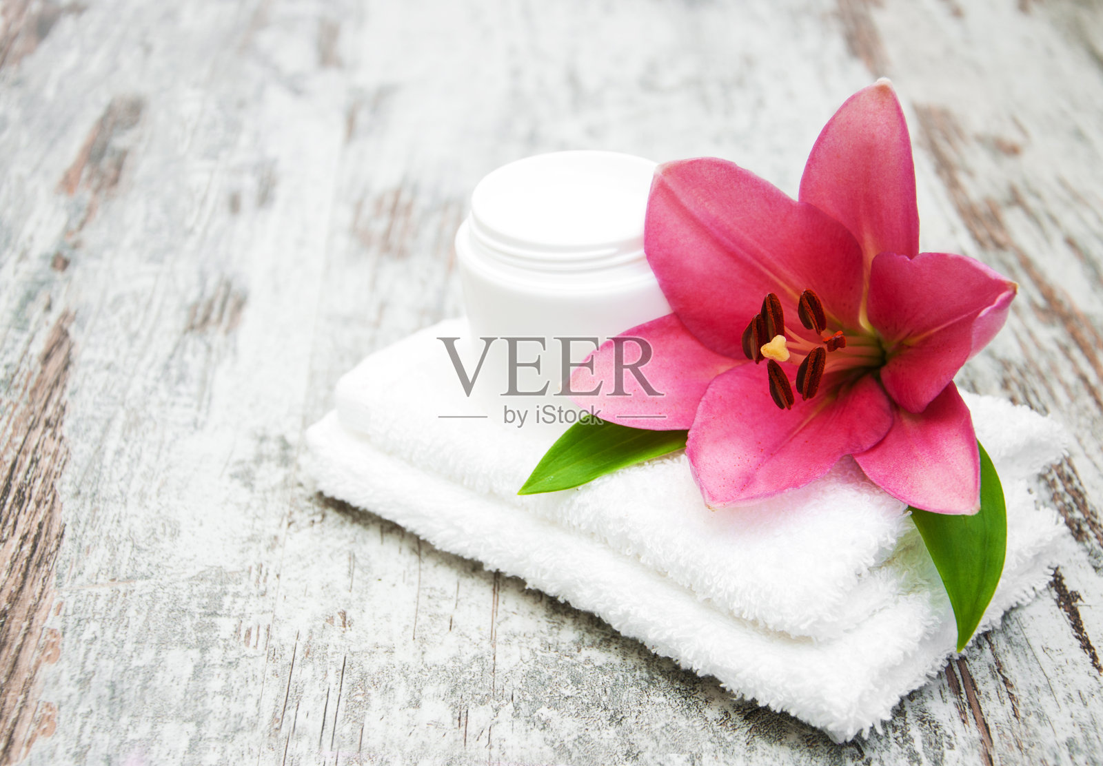 化妆霜和粉色百合花照片摄影图片