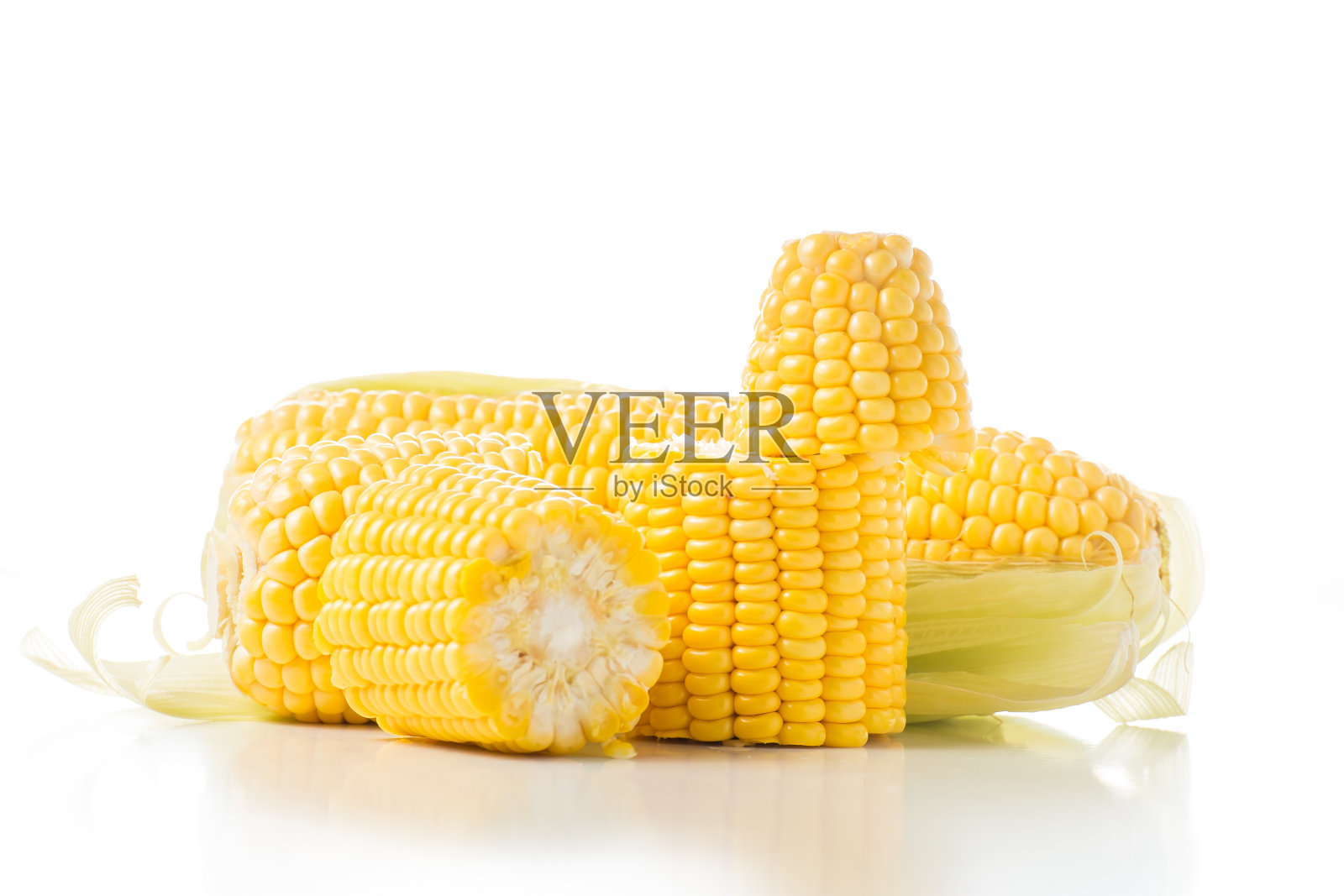 玉米芯上的玉米粒在白色孤立的背景上照片摄影图片