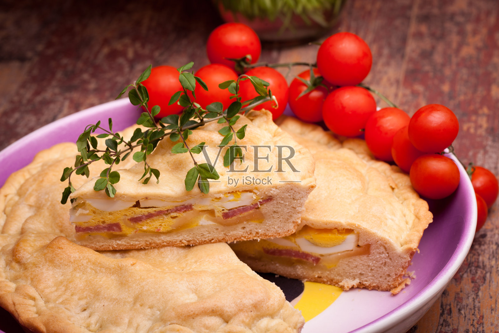 馅派和圣女果照片摄影图片