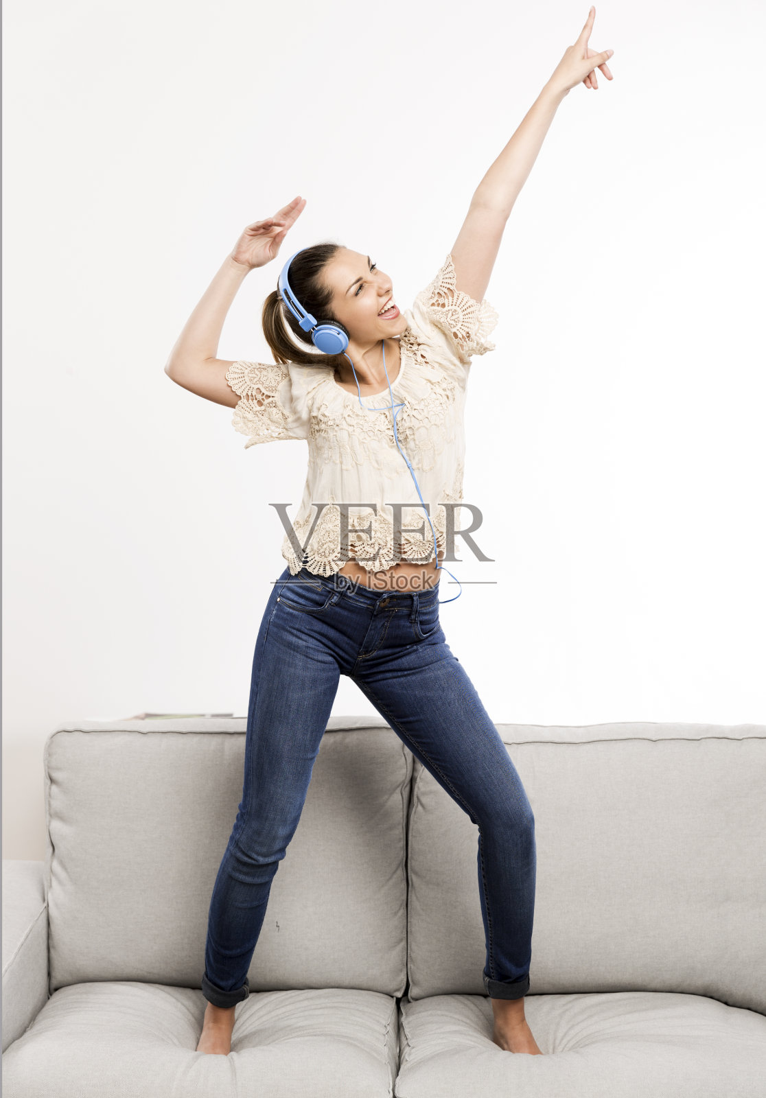 幸福的女人跳舞照片摄影图片