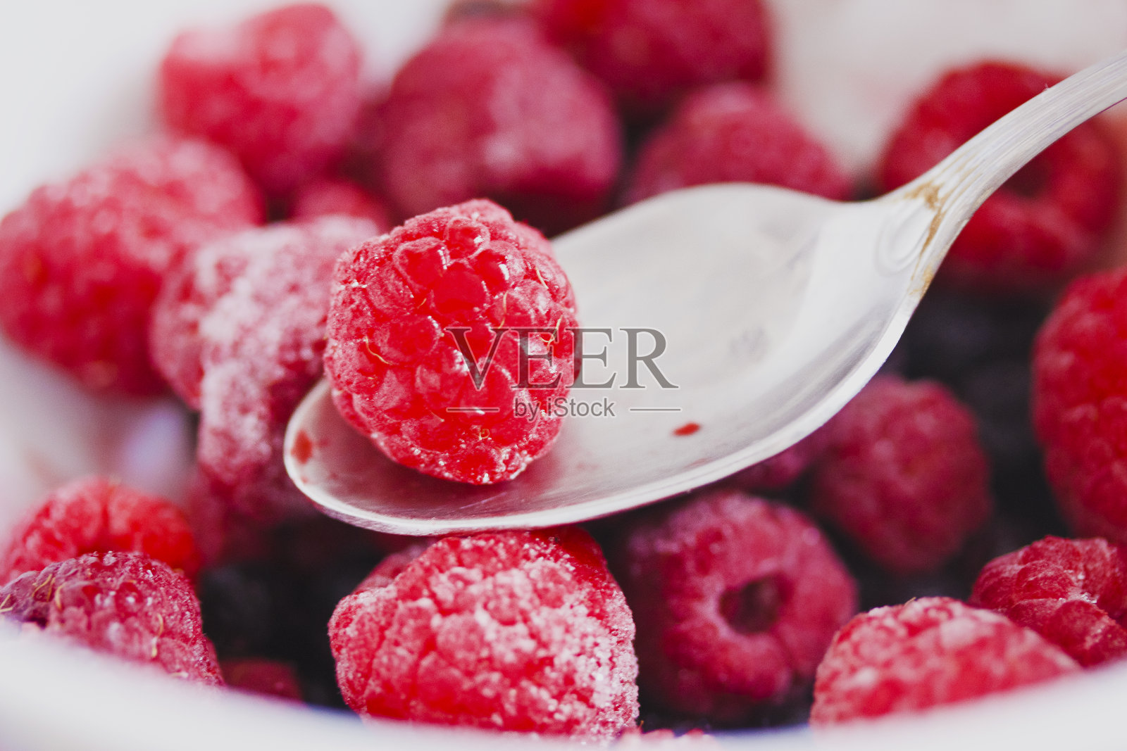 宏观的霜冻覆盆子和蓝莓照片摄影图片