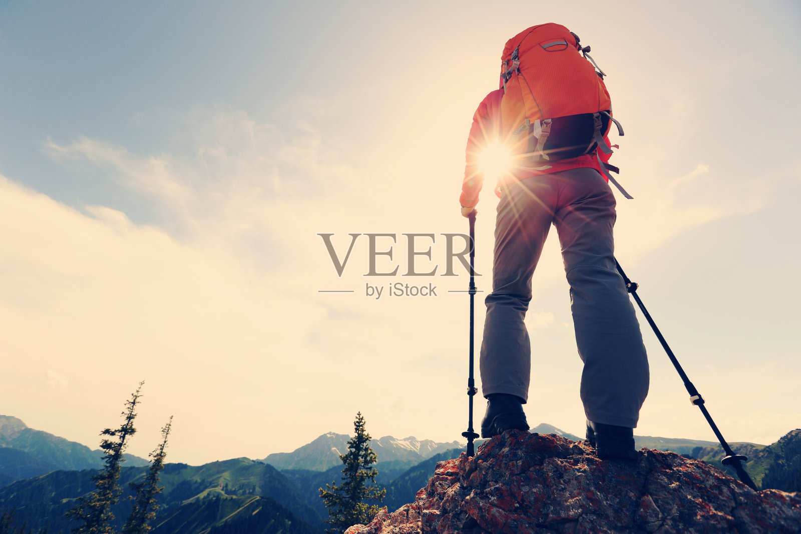 成功女背包客欣赏山顶悬崖的风景照片摄影图片