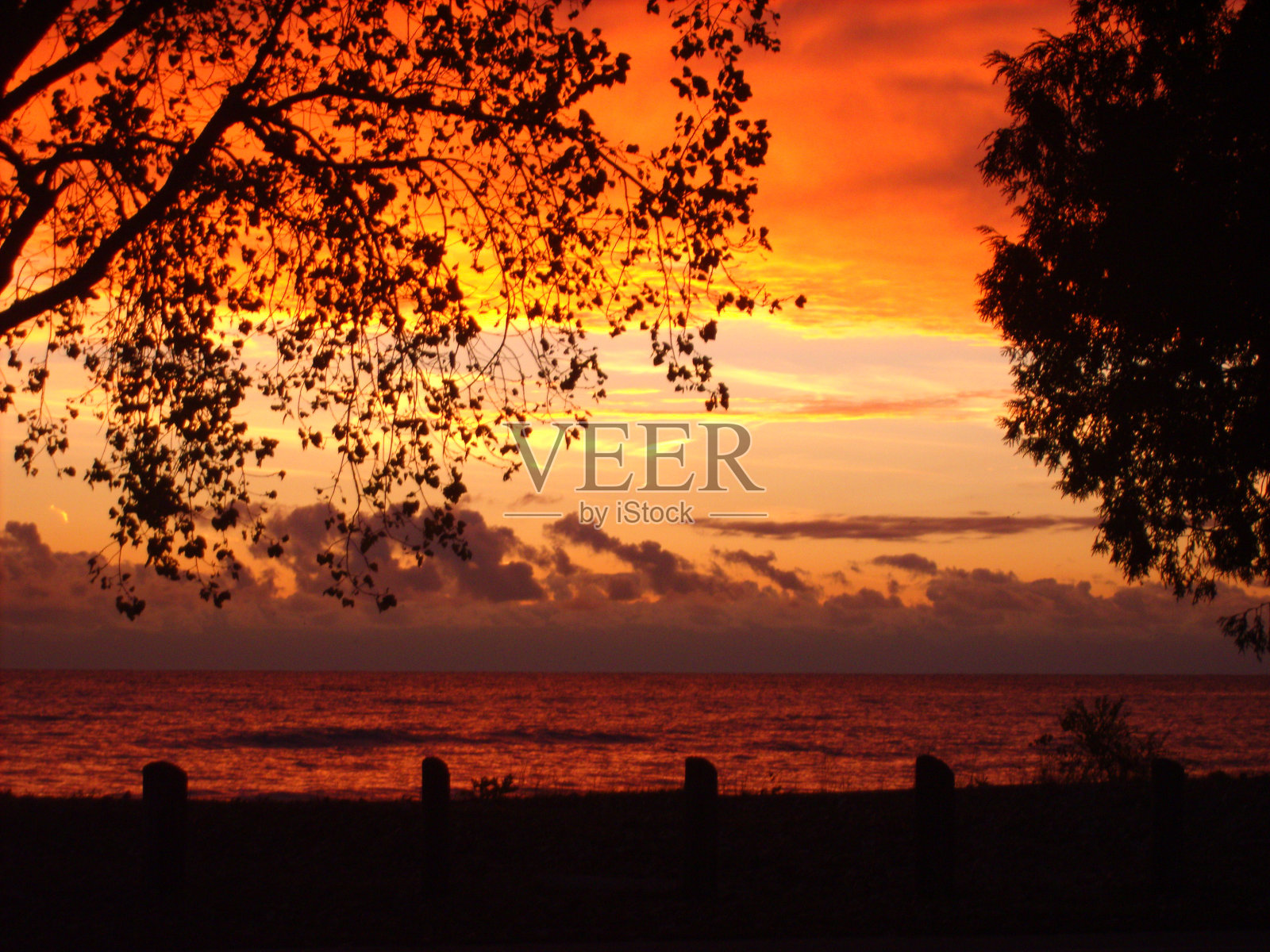 湖上日出照片摄影图片