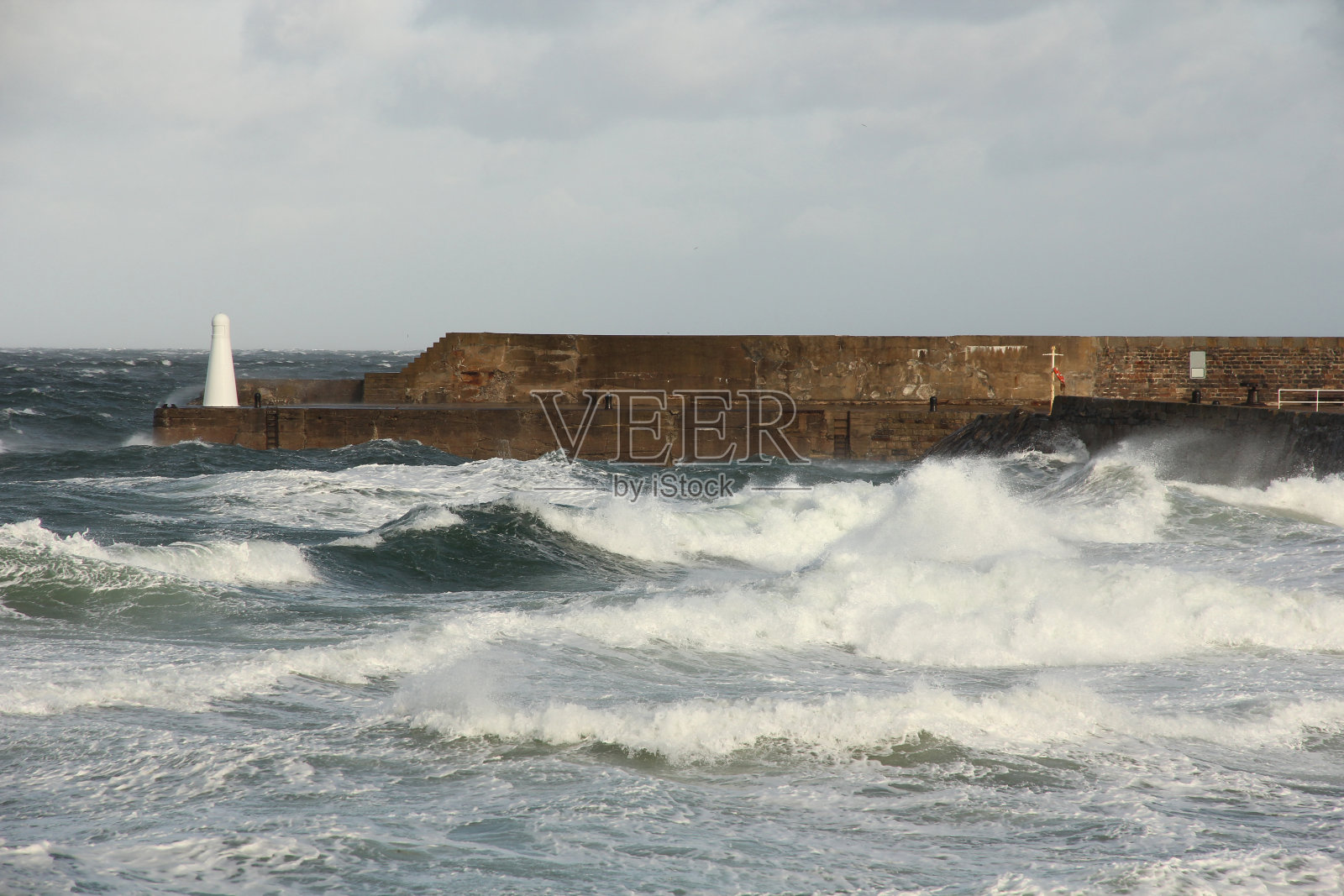 在港堤上破浪照片摄影图片