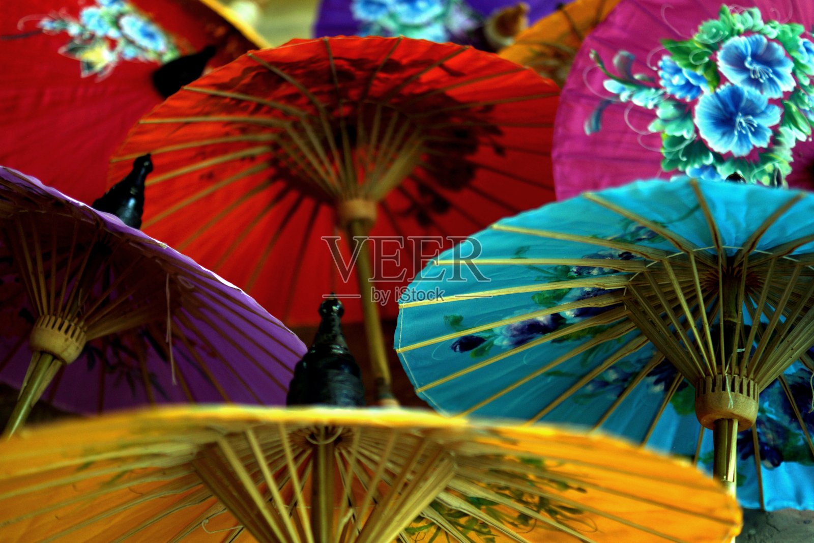 五彩缤纷的雨伞照片摄影图片