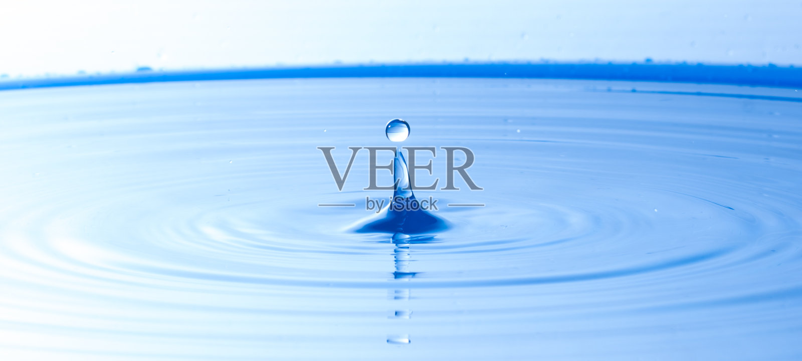 水滴撞击水面，形成环照片摄影图片