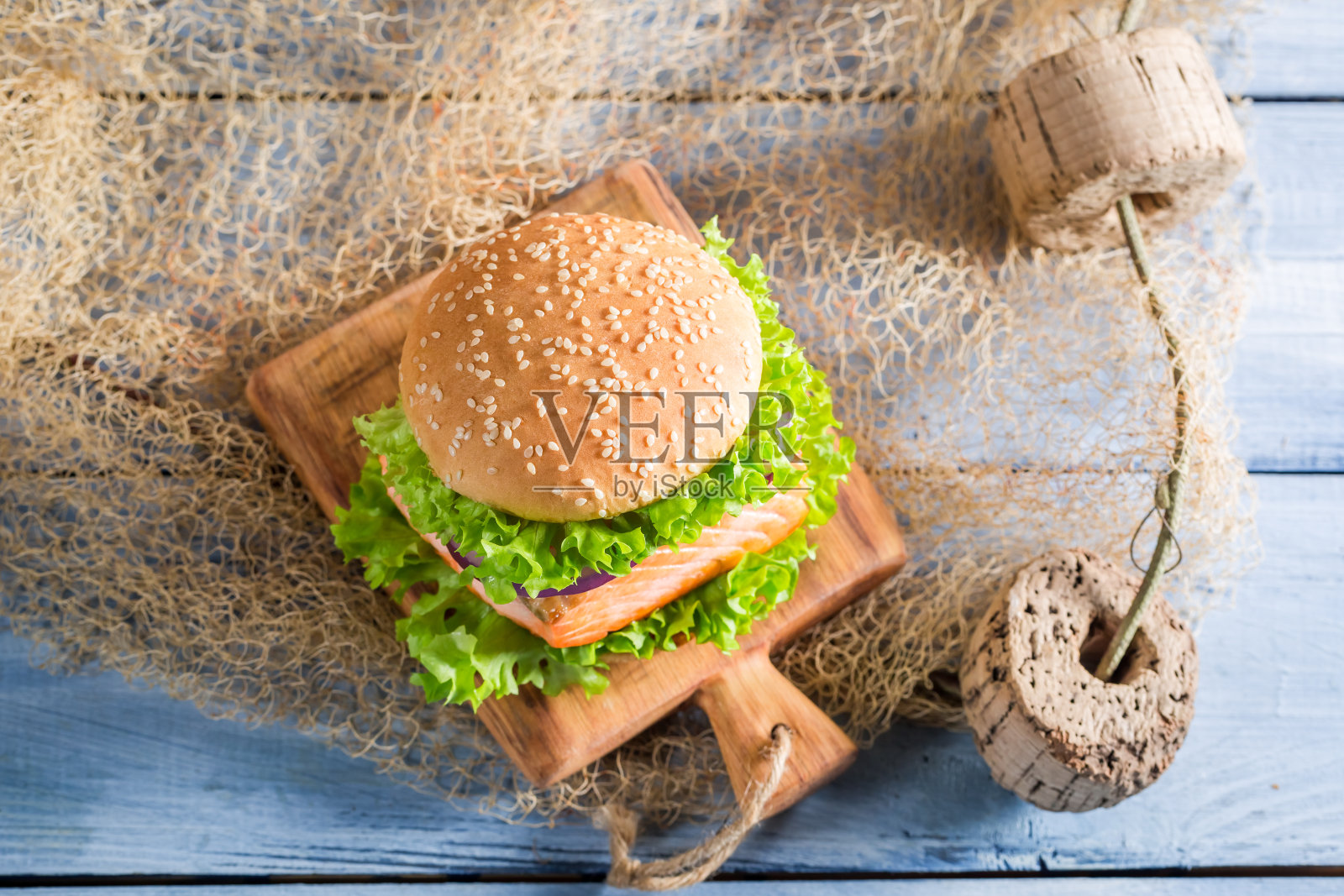 新鲜的汉堡配鱼和蔬菜照片摄影图片