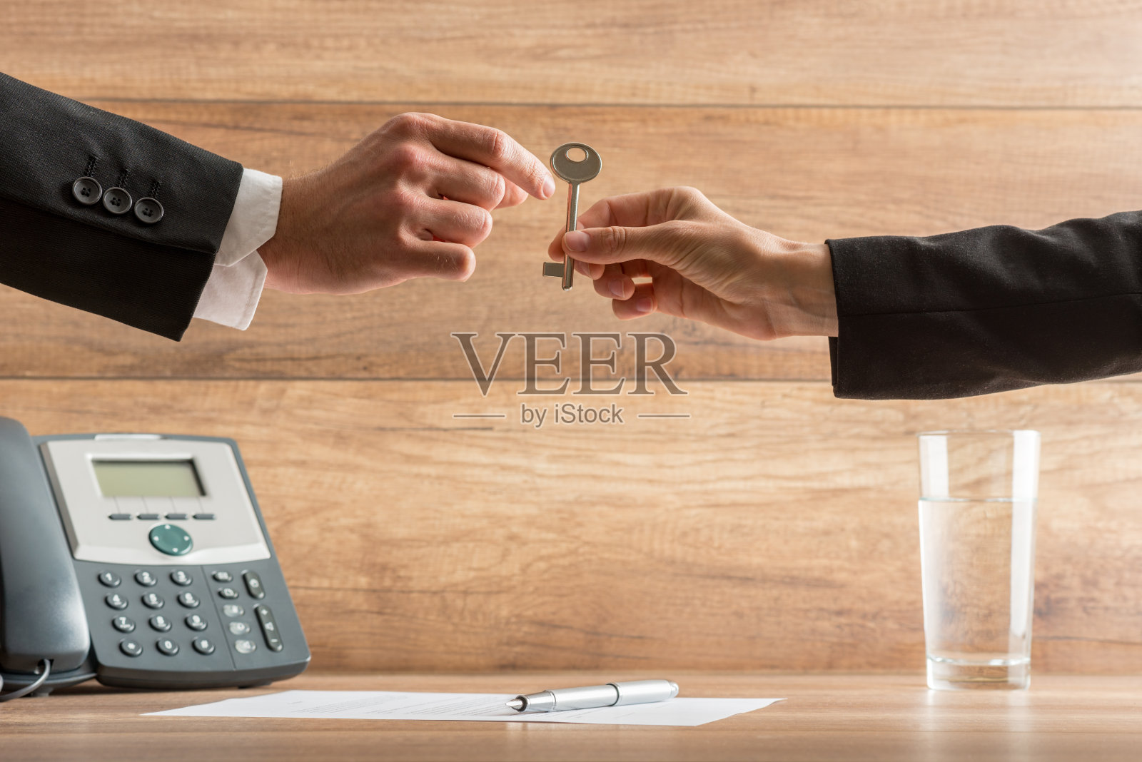 女商人正在递房子钥匙照片摄影图片