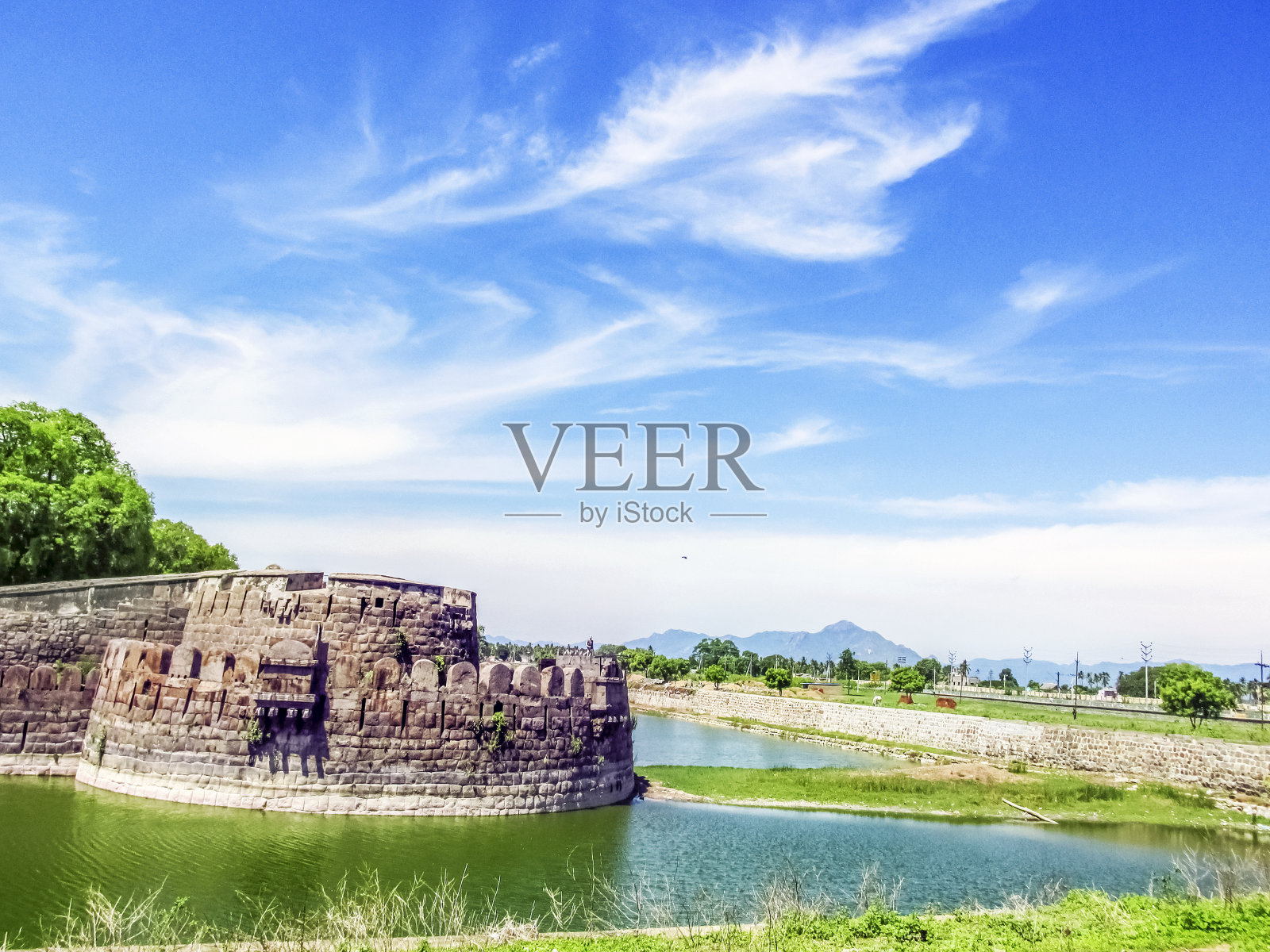 明亮天空中的古老堡垒照片摄影图片