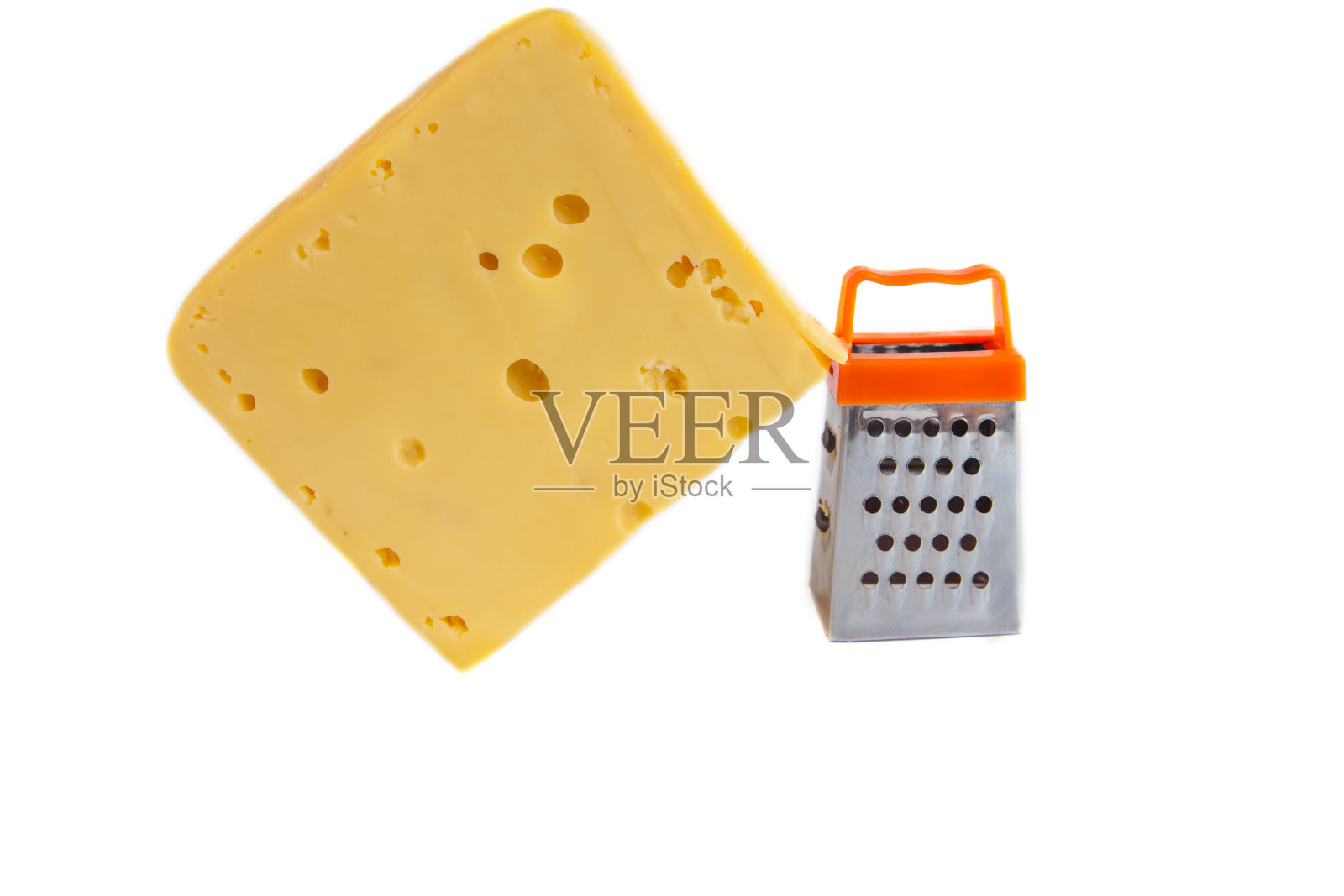 一块奶酪和微小的金属格栅孤立在白色照片摄影图片