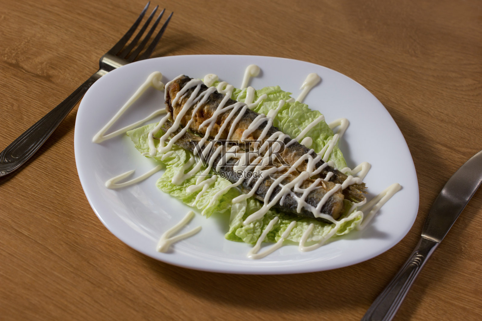 蛋黄酱下的炸鱼照片摄影图片