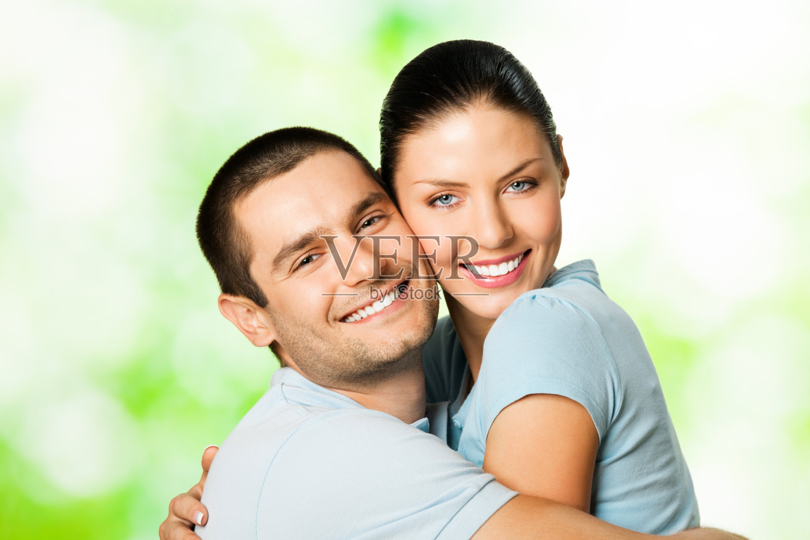 这是一对在户外微笑的年轻夫妇的肖像照片摄影图片