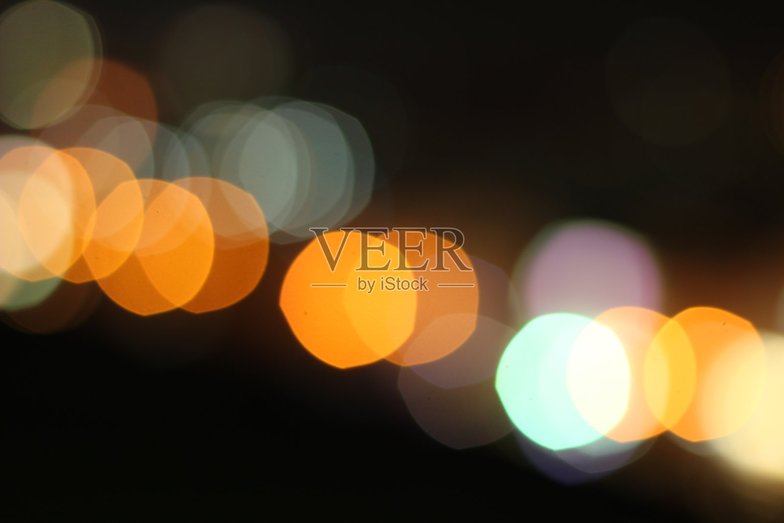 晚上在城市里看不清汽车照片摄影图片