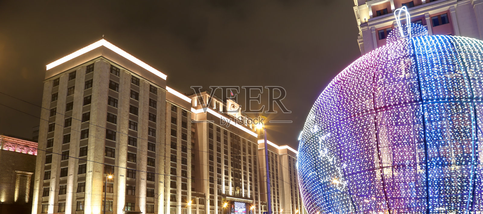 俄罗斯莫斯科，圣诞和新年假期夜晚灯火辉煌照片摄影图片