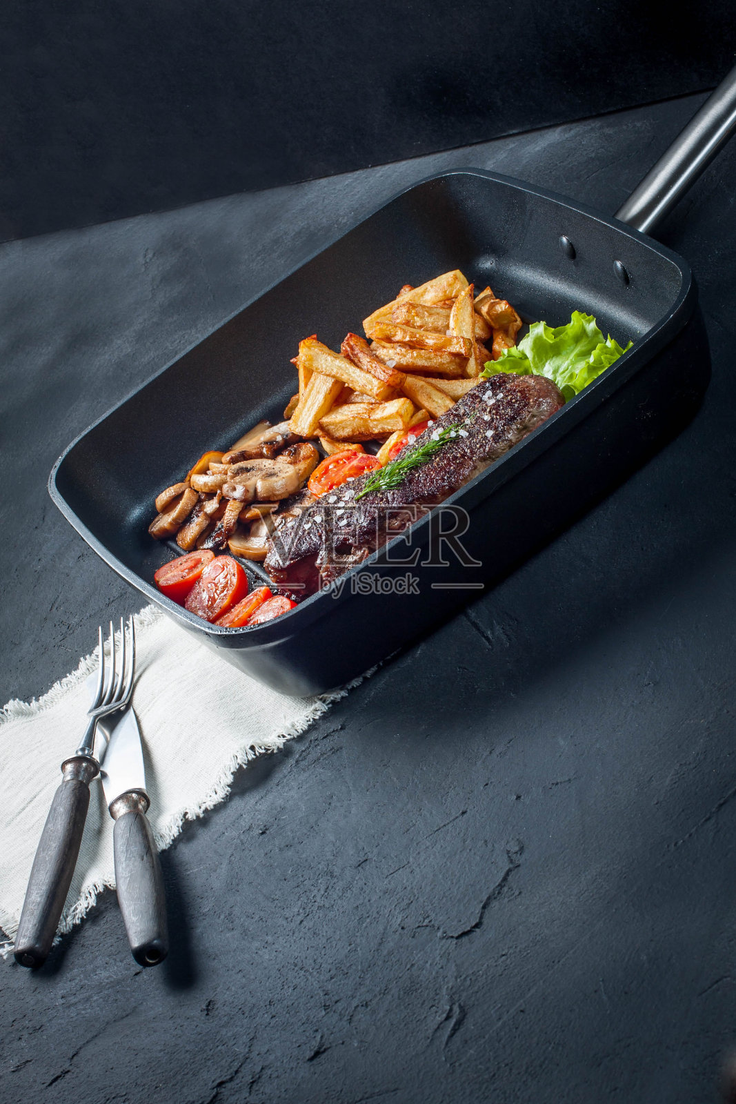 炸牛排配薯条。照片摄影图片