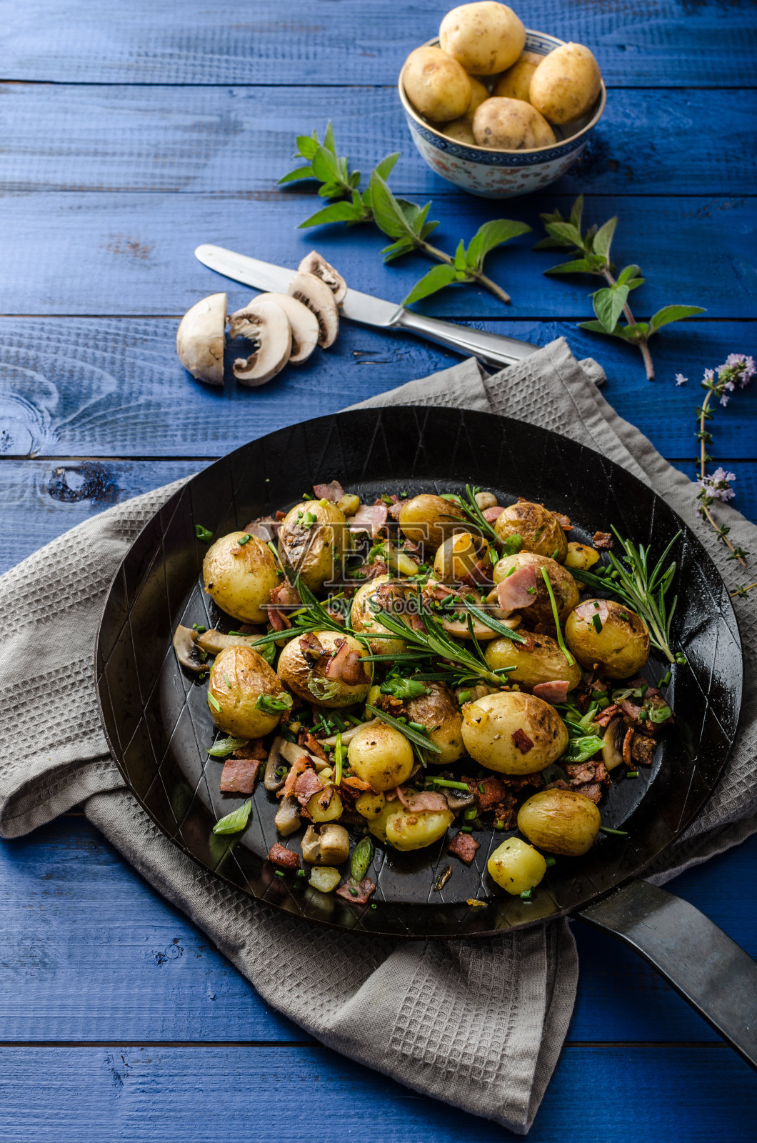 牛仔土豆配培根和香草照片摄影图片